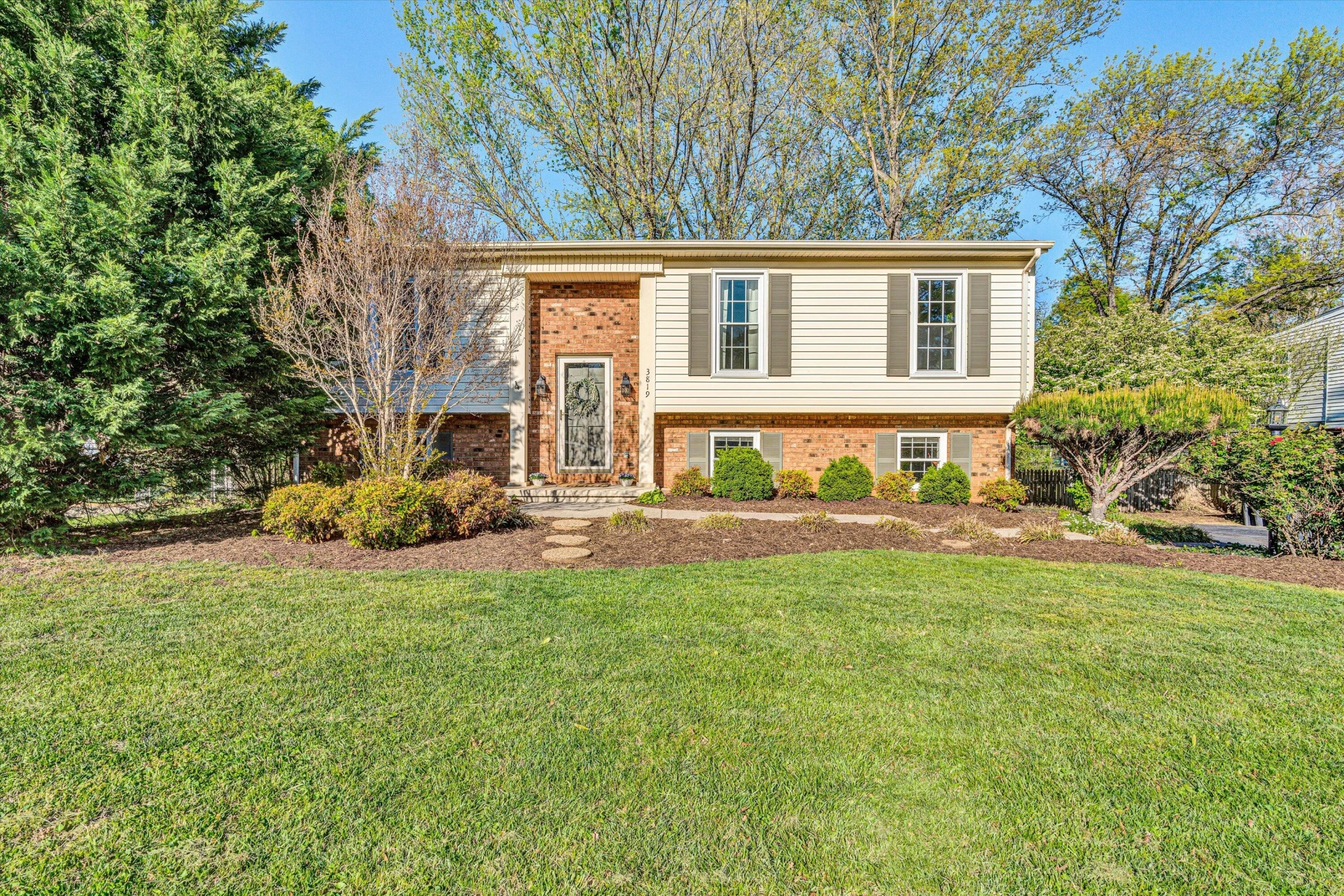 3819 Hyde Park DR