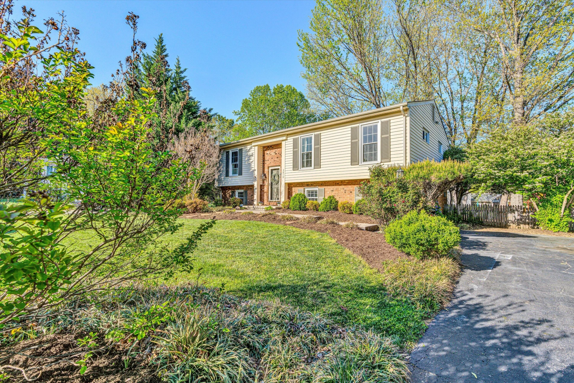 3819 Hyde Park DR - Photo 2