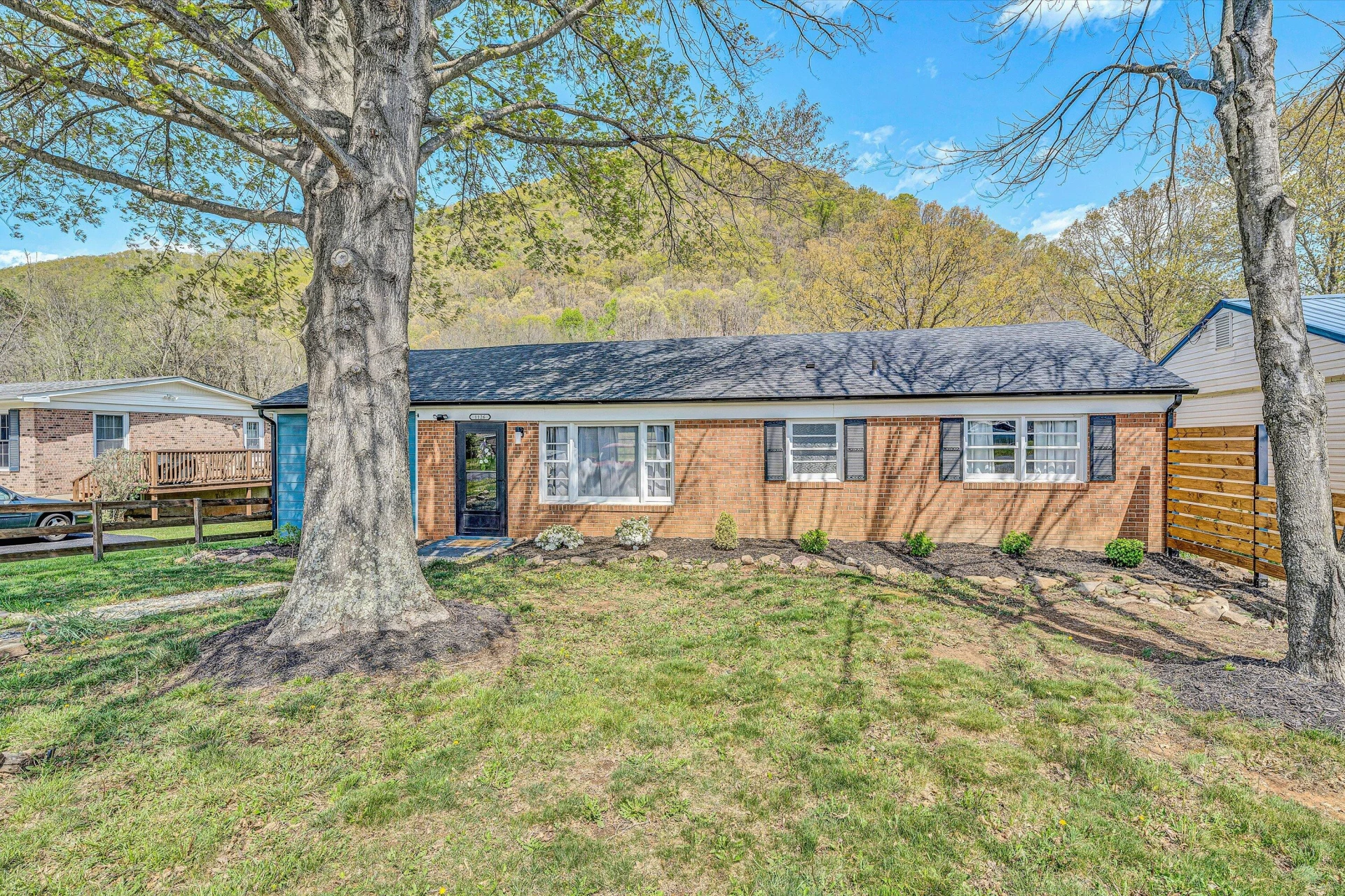 1126 Anderson ST - Photo 2