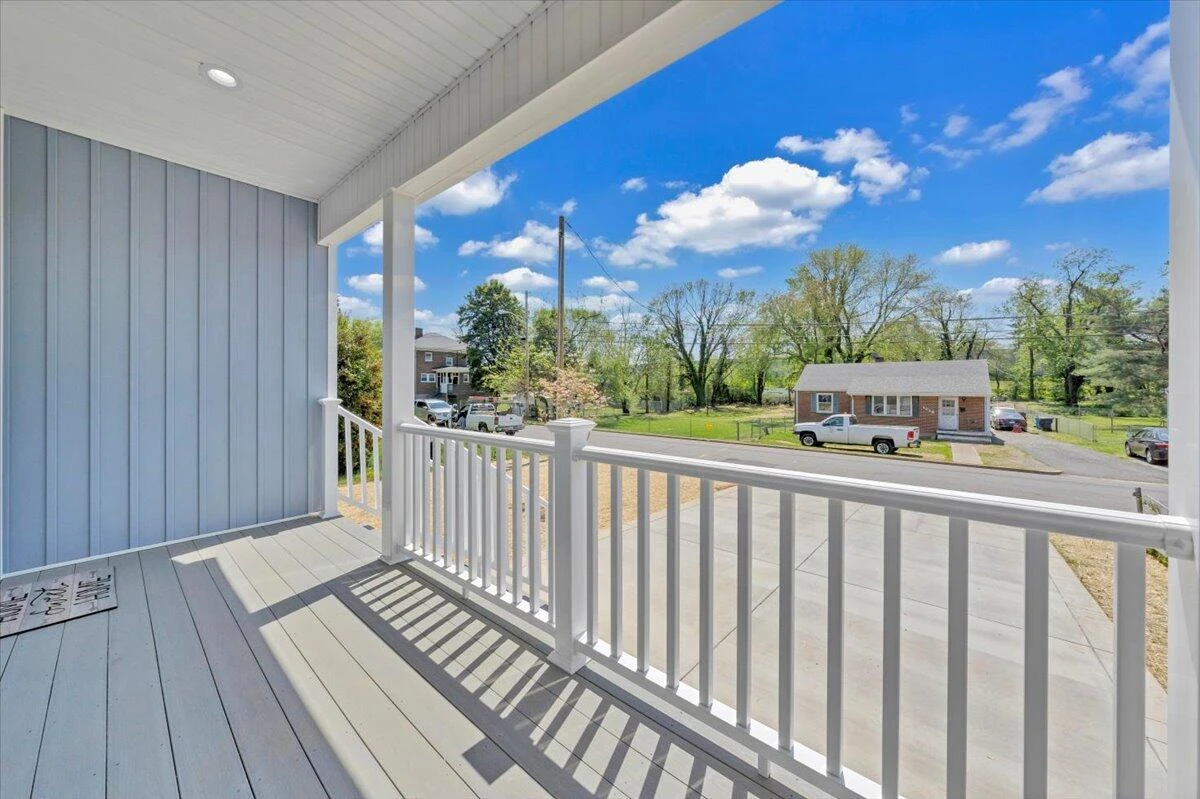1017 Greenhurst AVE - Photo 3