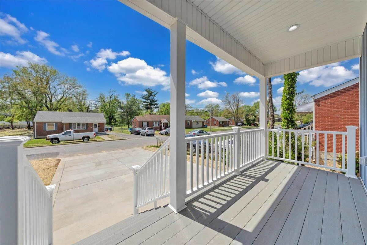 1017 Greenhurst AVE - Photo 4