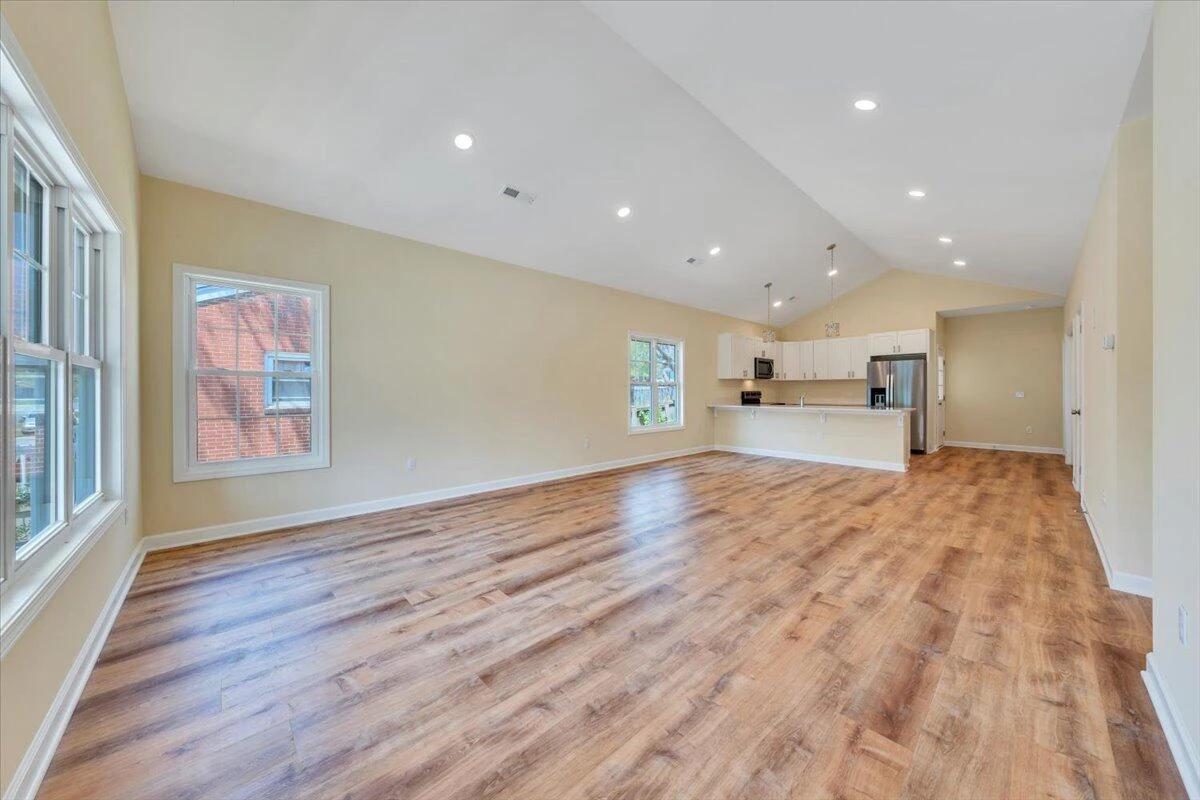 1017 Greenhurst AVE - Photo 5