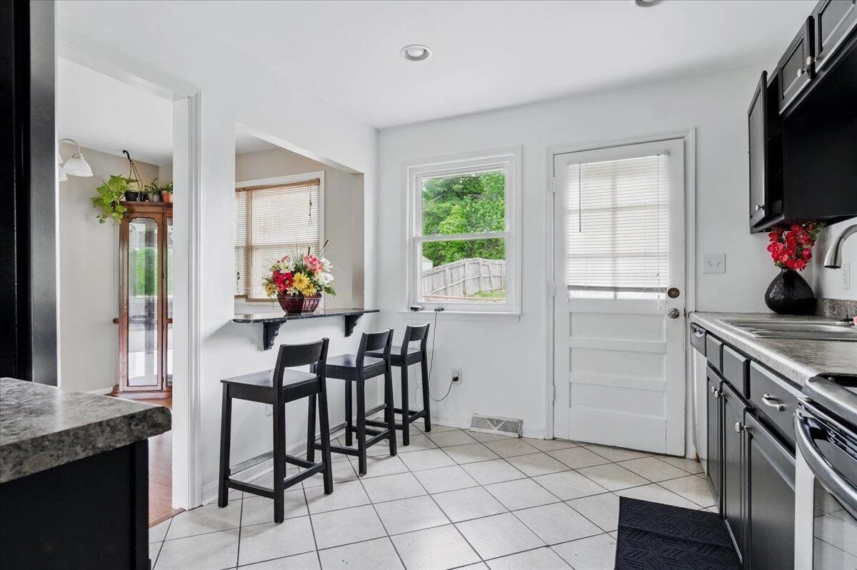 931 Hedgewood DR - Photo 11