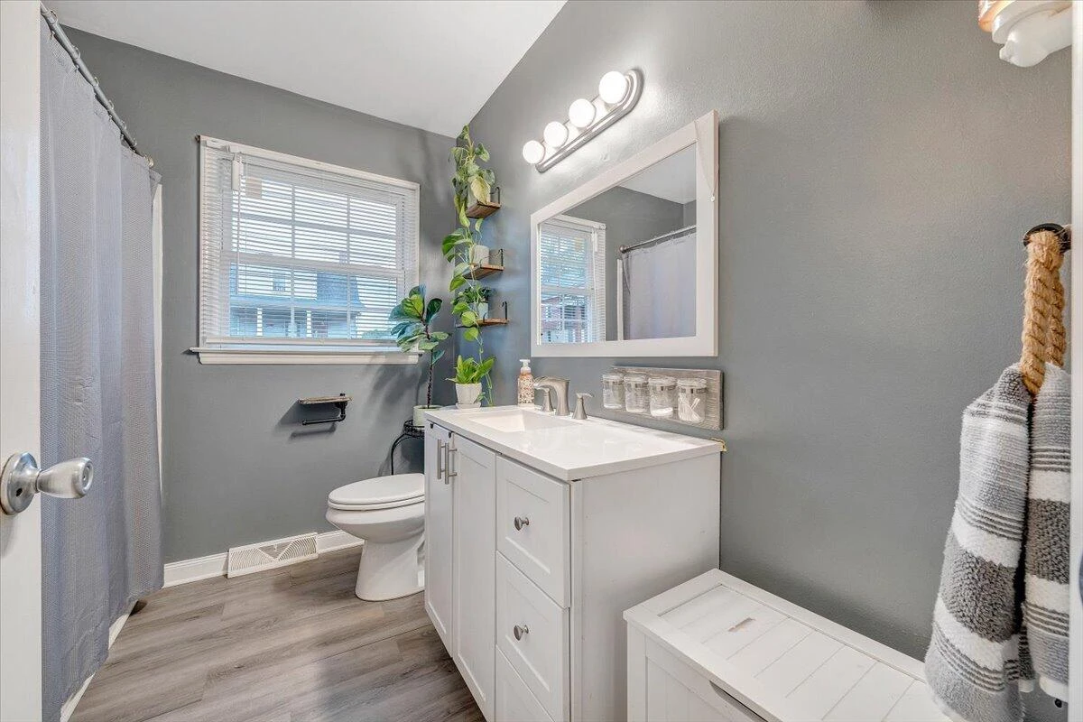 1207 Tompkins AVE - Photo 14