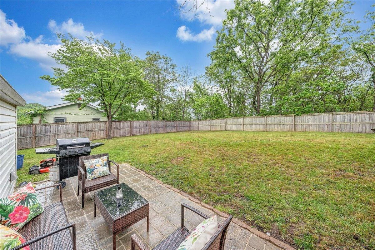 1207 Tompkins AVE - Photo 16