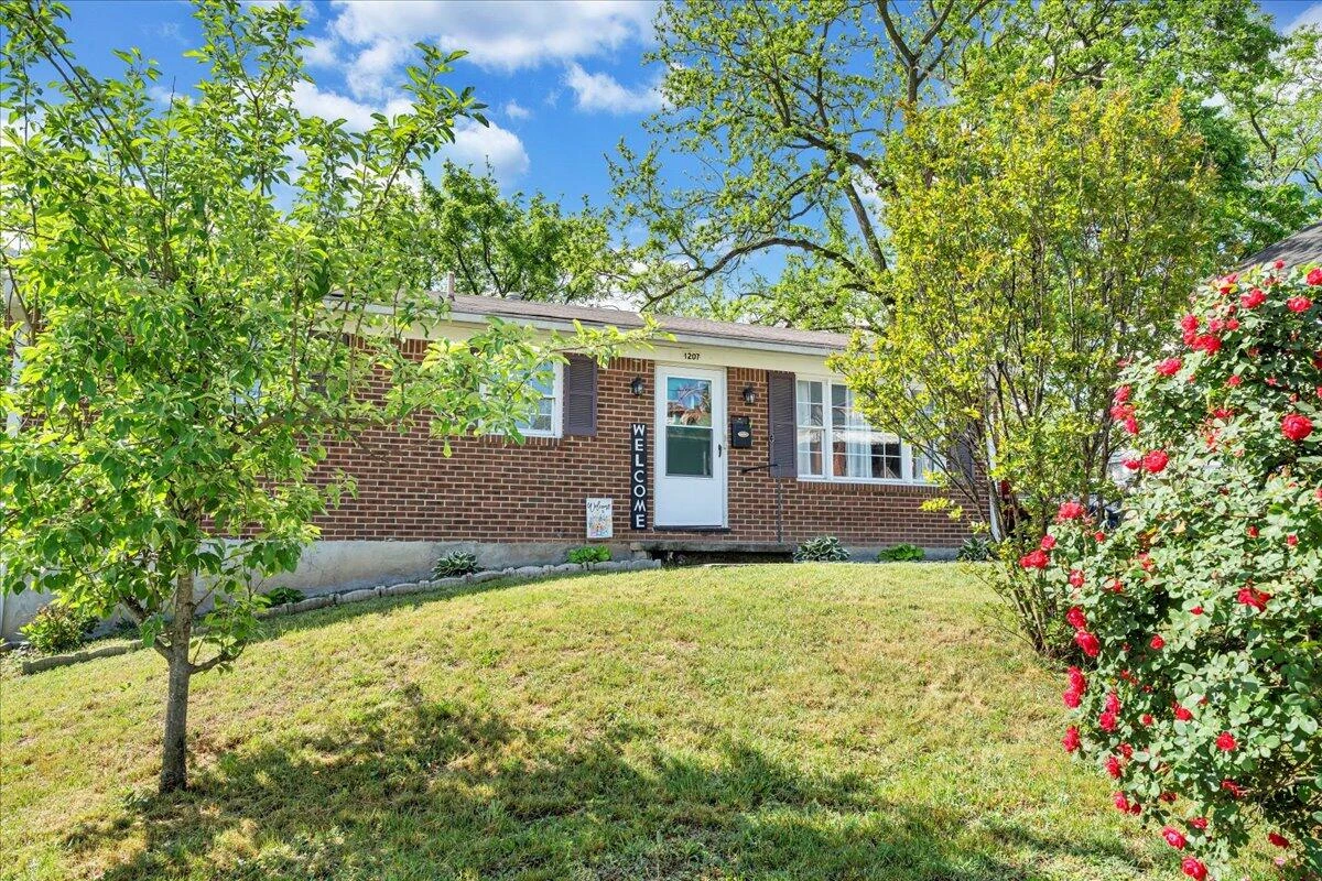 1207 Tompkins AVE - Photo 2