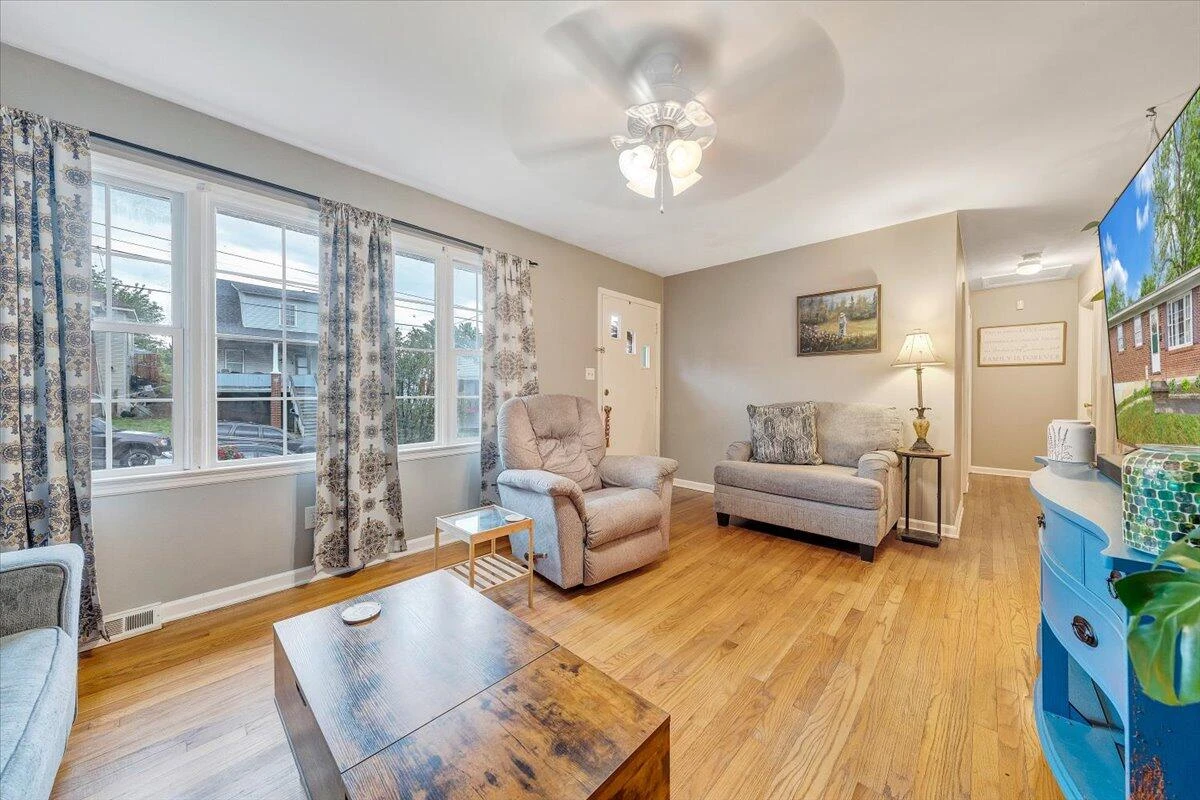 1207 Tompkins AVE - Photo 3
