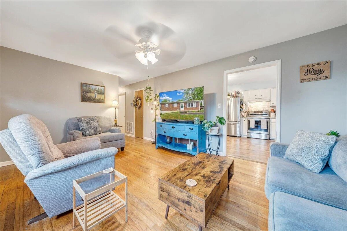 1207 Tompkins AVE - Photo 4