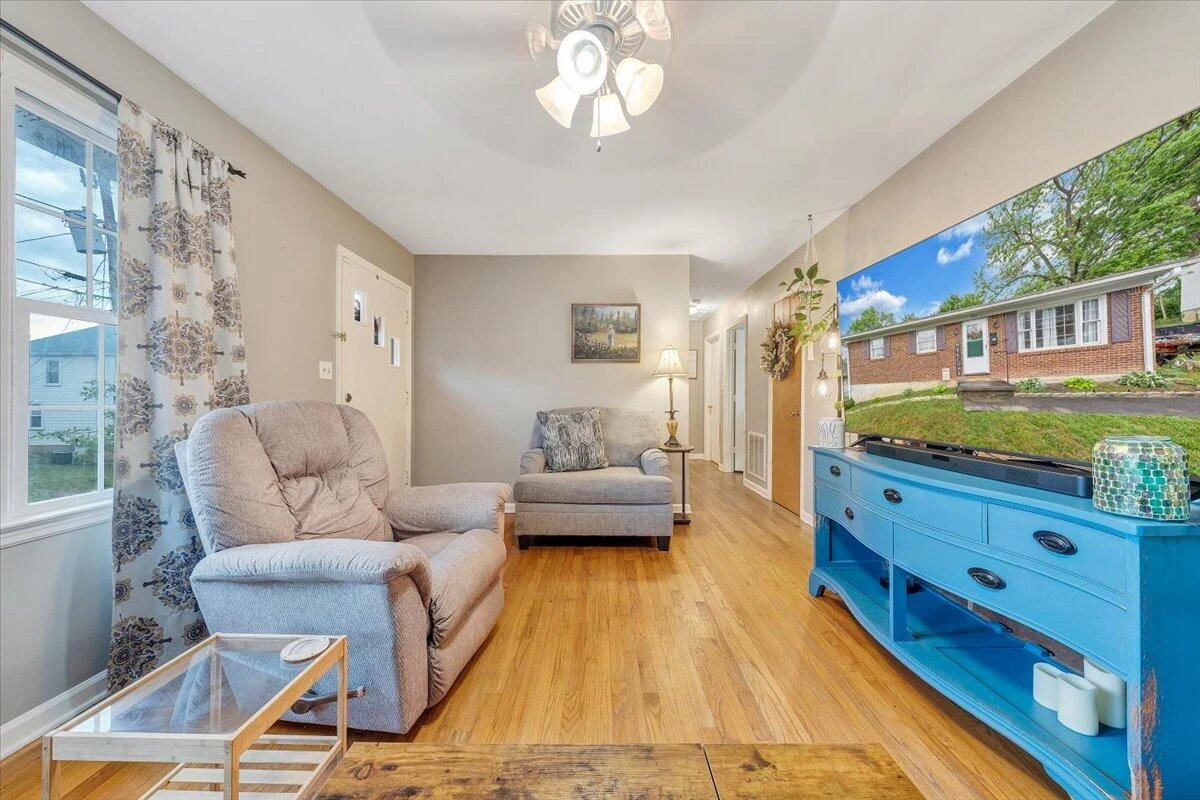 1207 Tompkins AVE - Photo 5