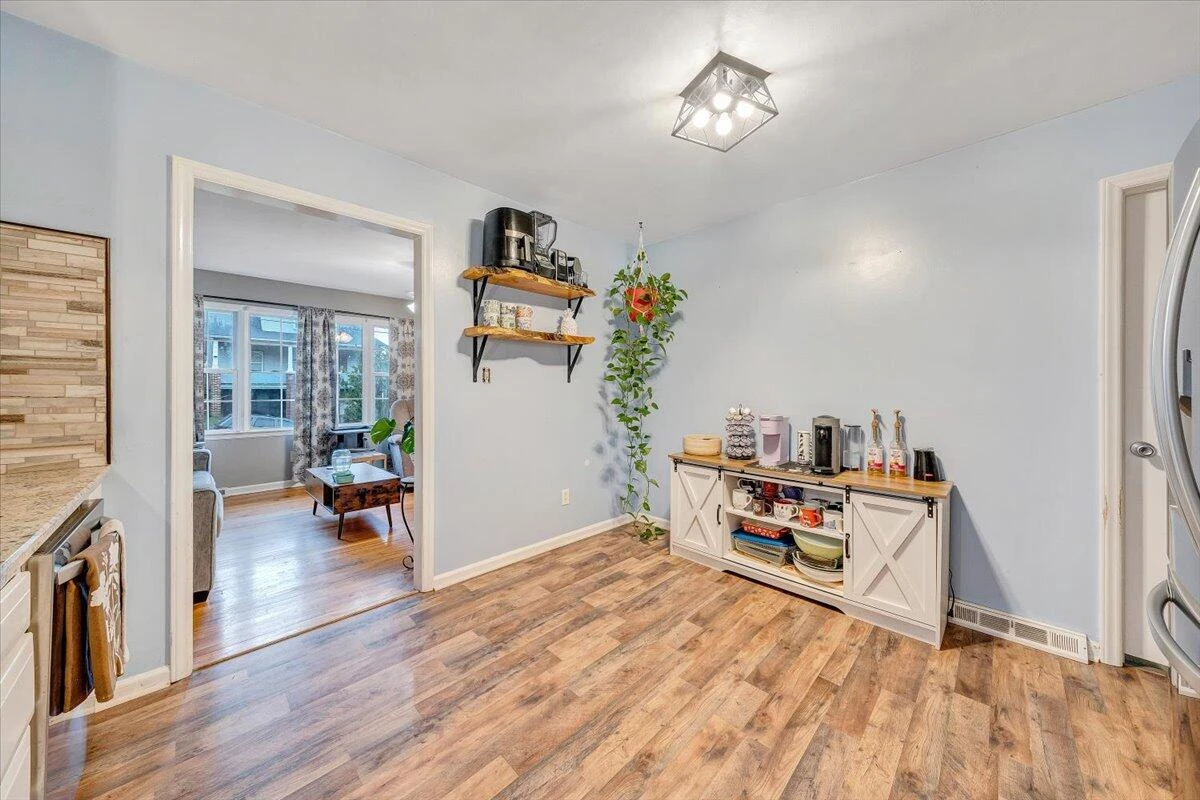 1207 Tompkins AVE - Photo 6