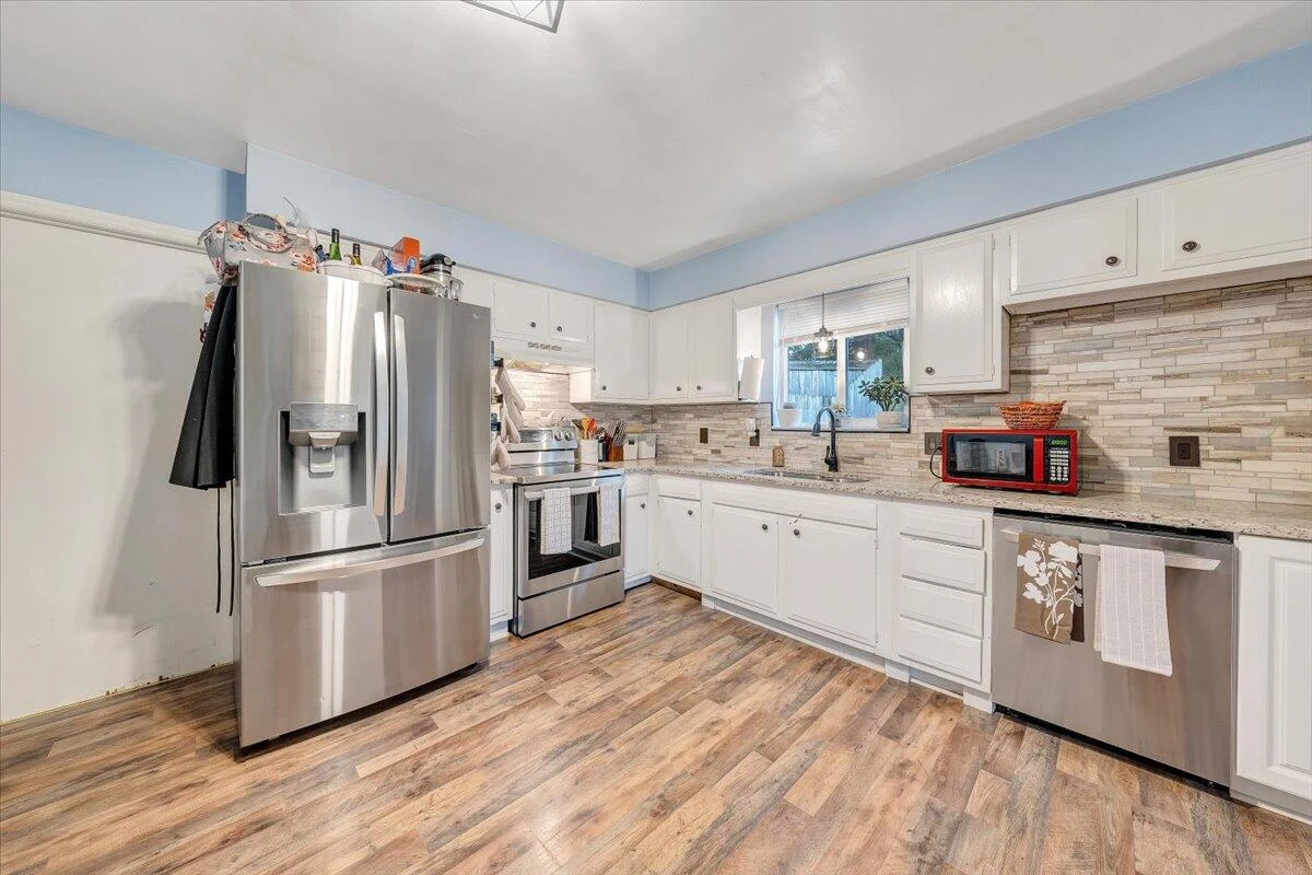 1207 Tompkins AVE - Photo 7
