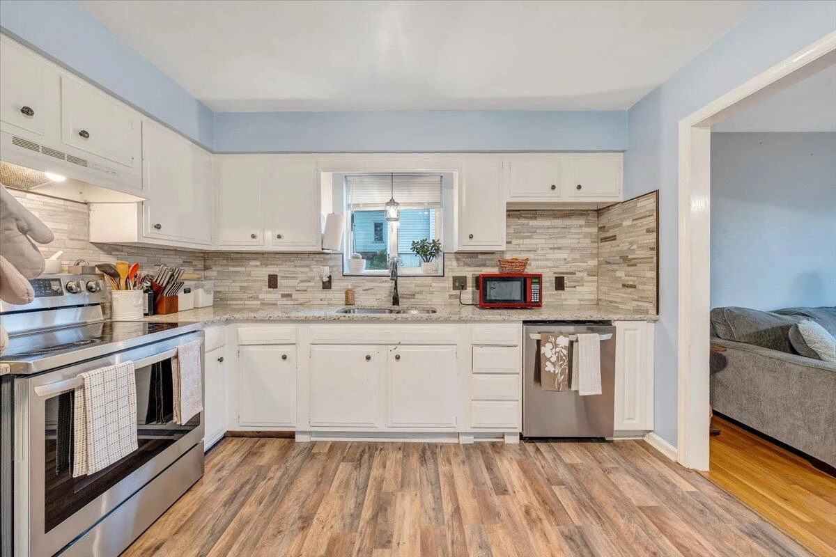 1207 Tompkins AVE - Photo 8