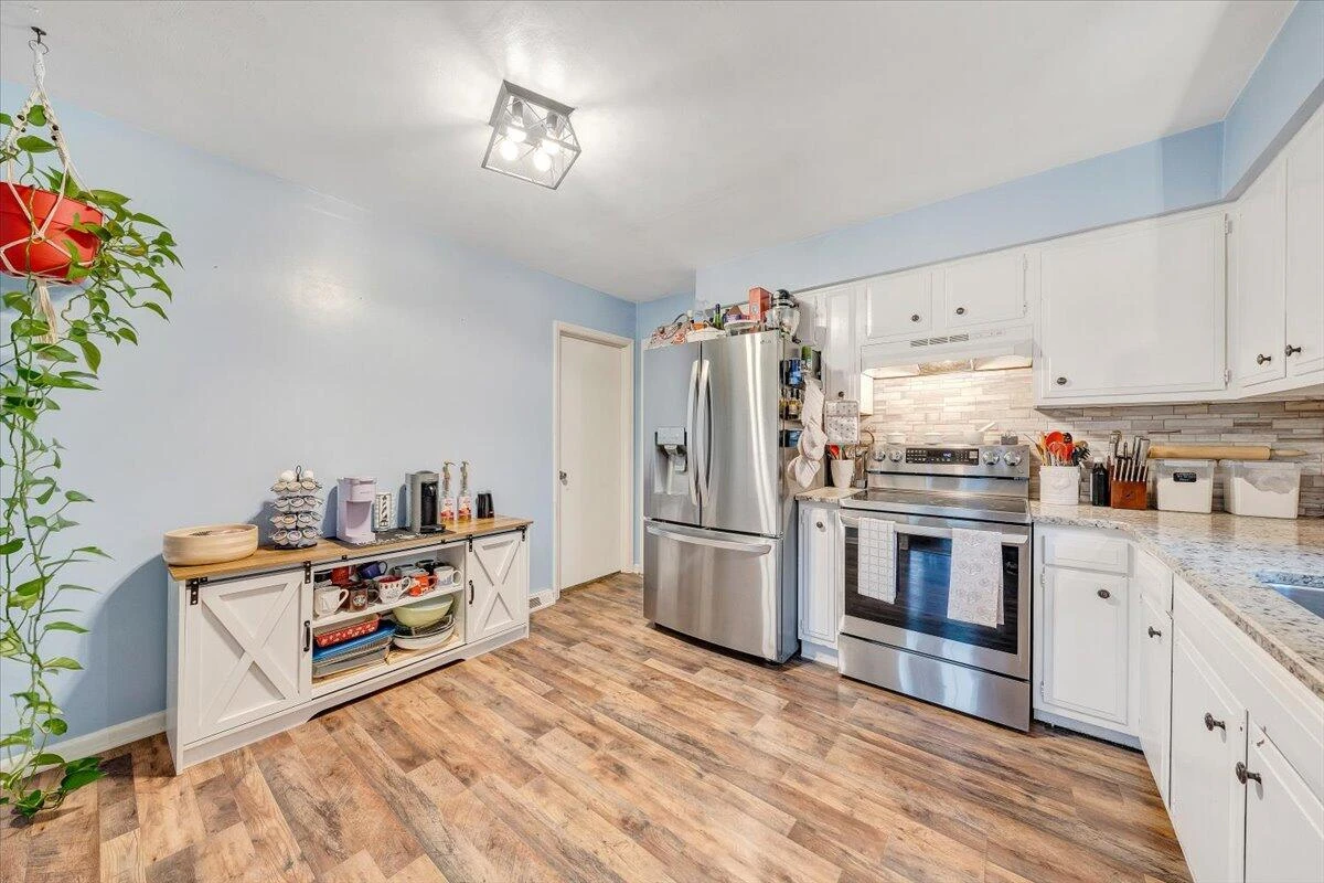 1207 Tompkins AVE - Photo 9