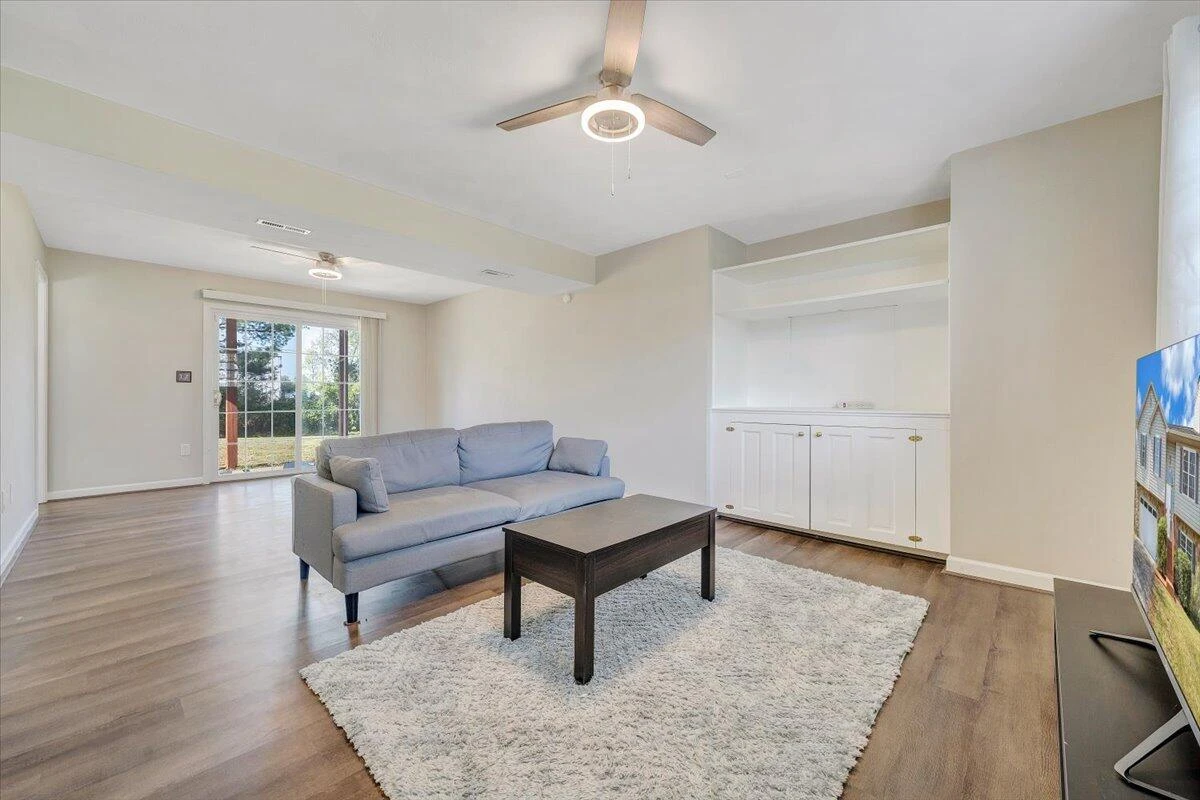 2237 Bloomfield AVE - Photo 23