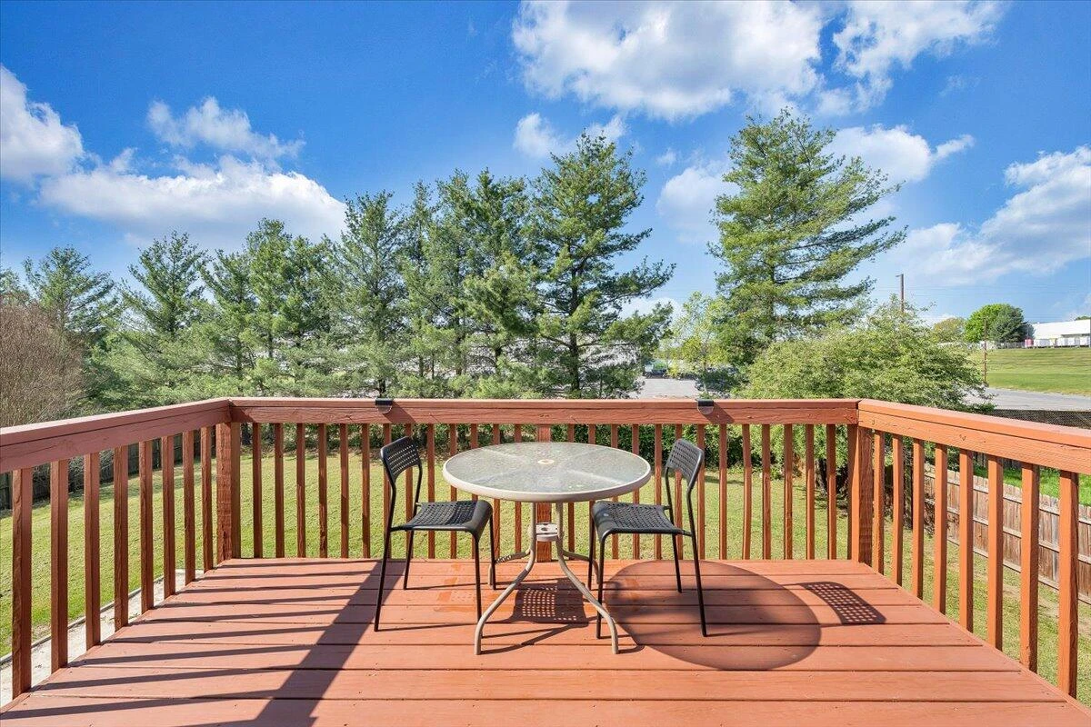 2237 Bloomfield AVE - Photo 30