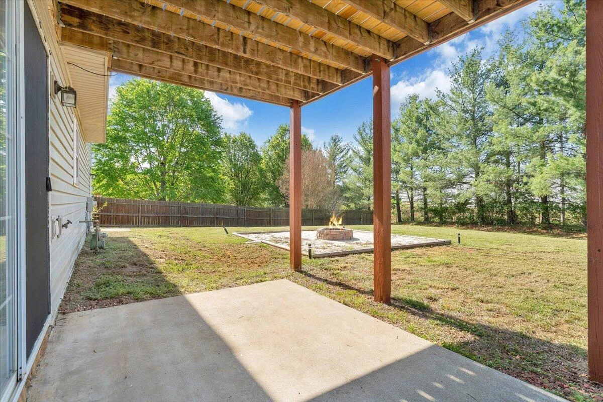 2237 Bloomfield AVE - Photo 32