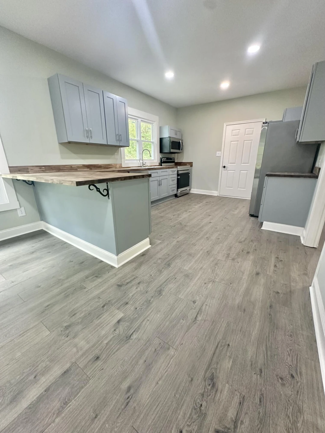 381 Roxbury ST - Photo 16