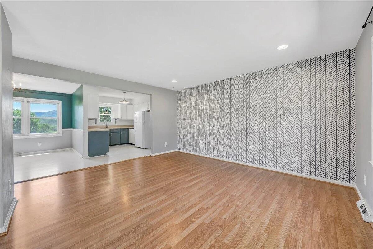 2724 Fletcher ST - Photo 4