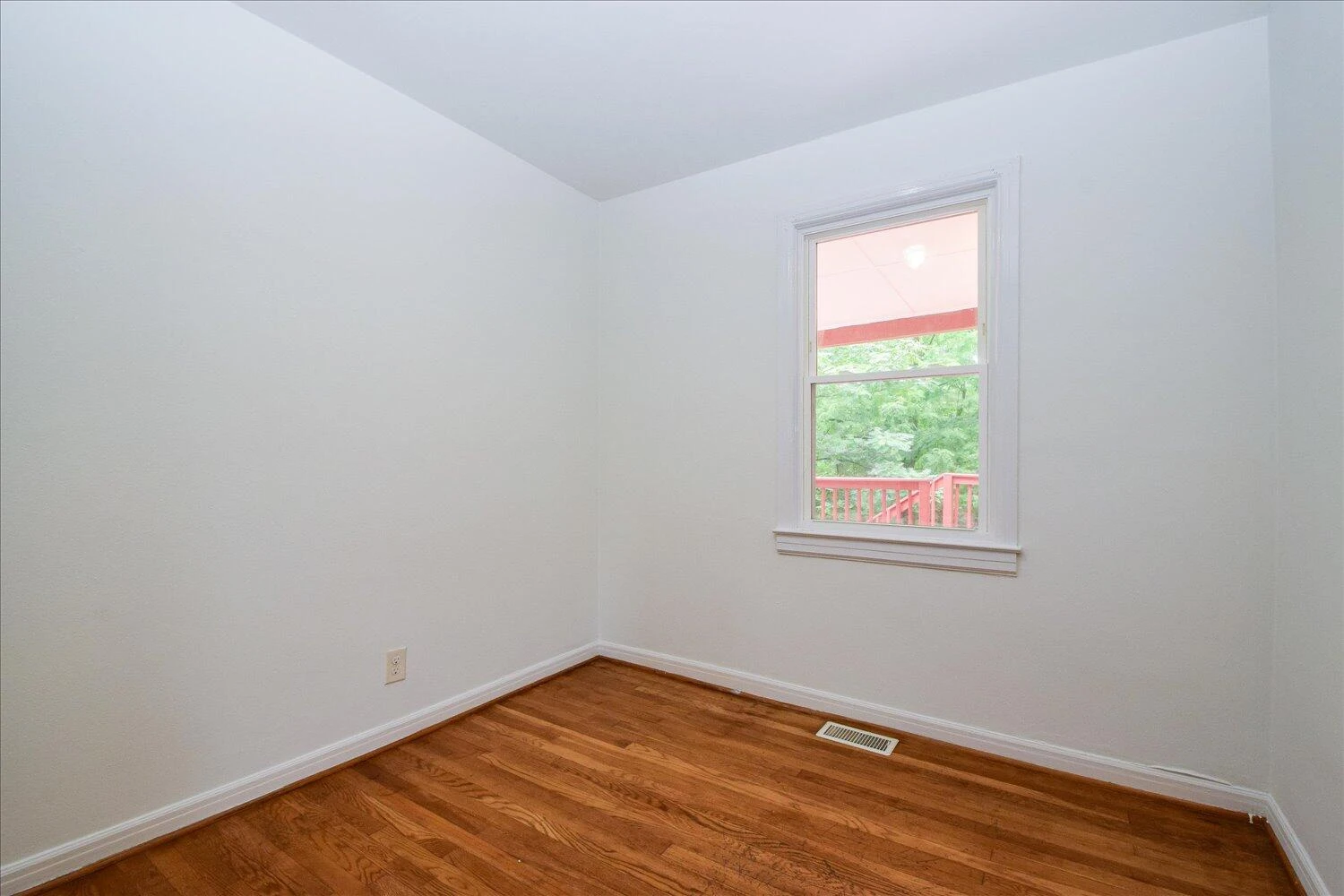 549 36th ST - Photo 3