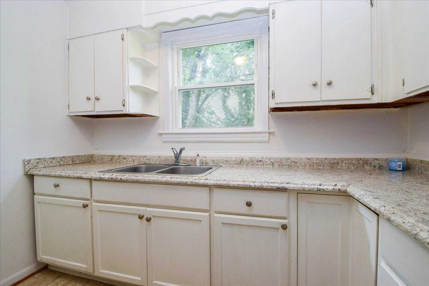 549 36th ST - Photo 5