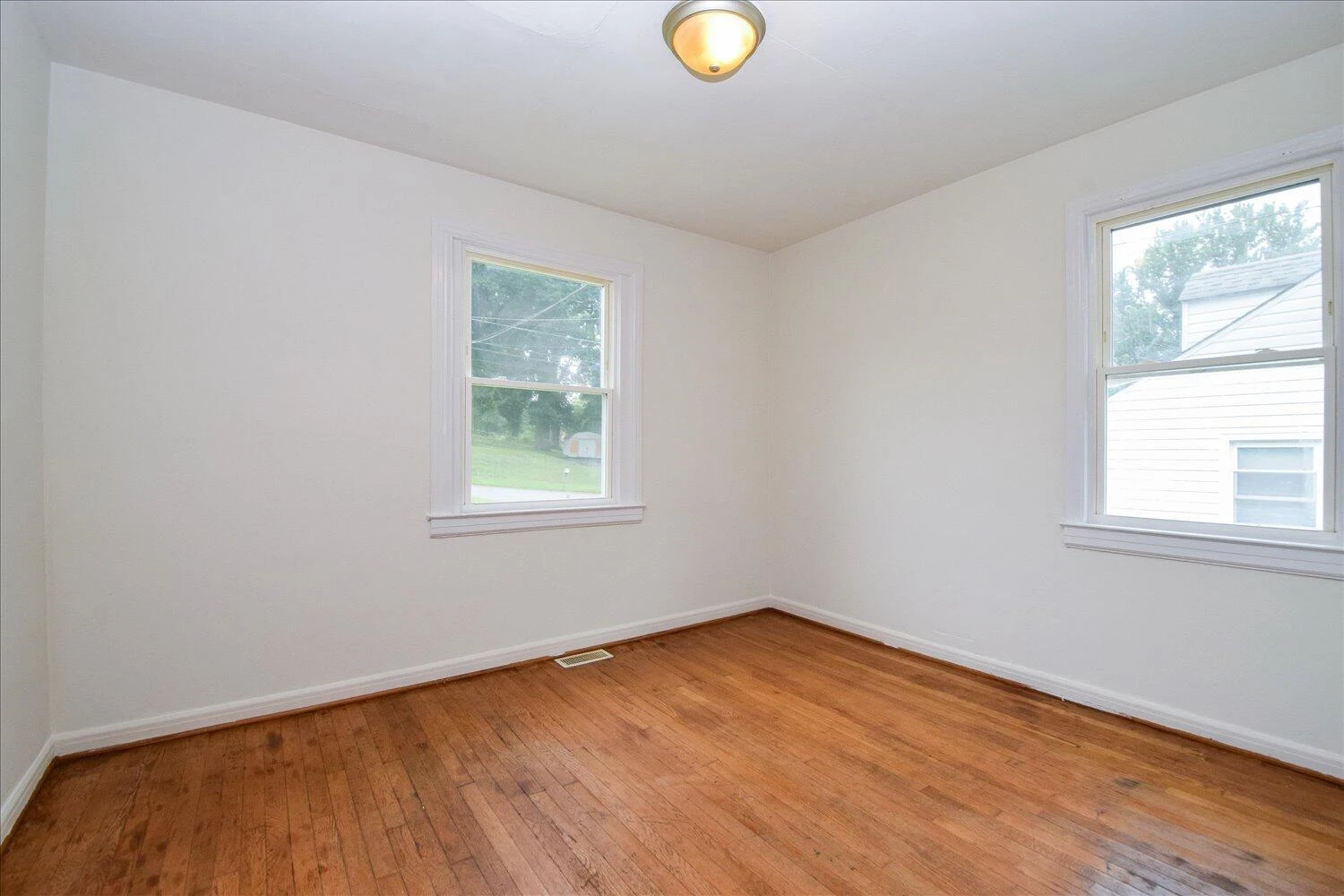 549 36th ST - Photo 8