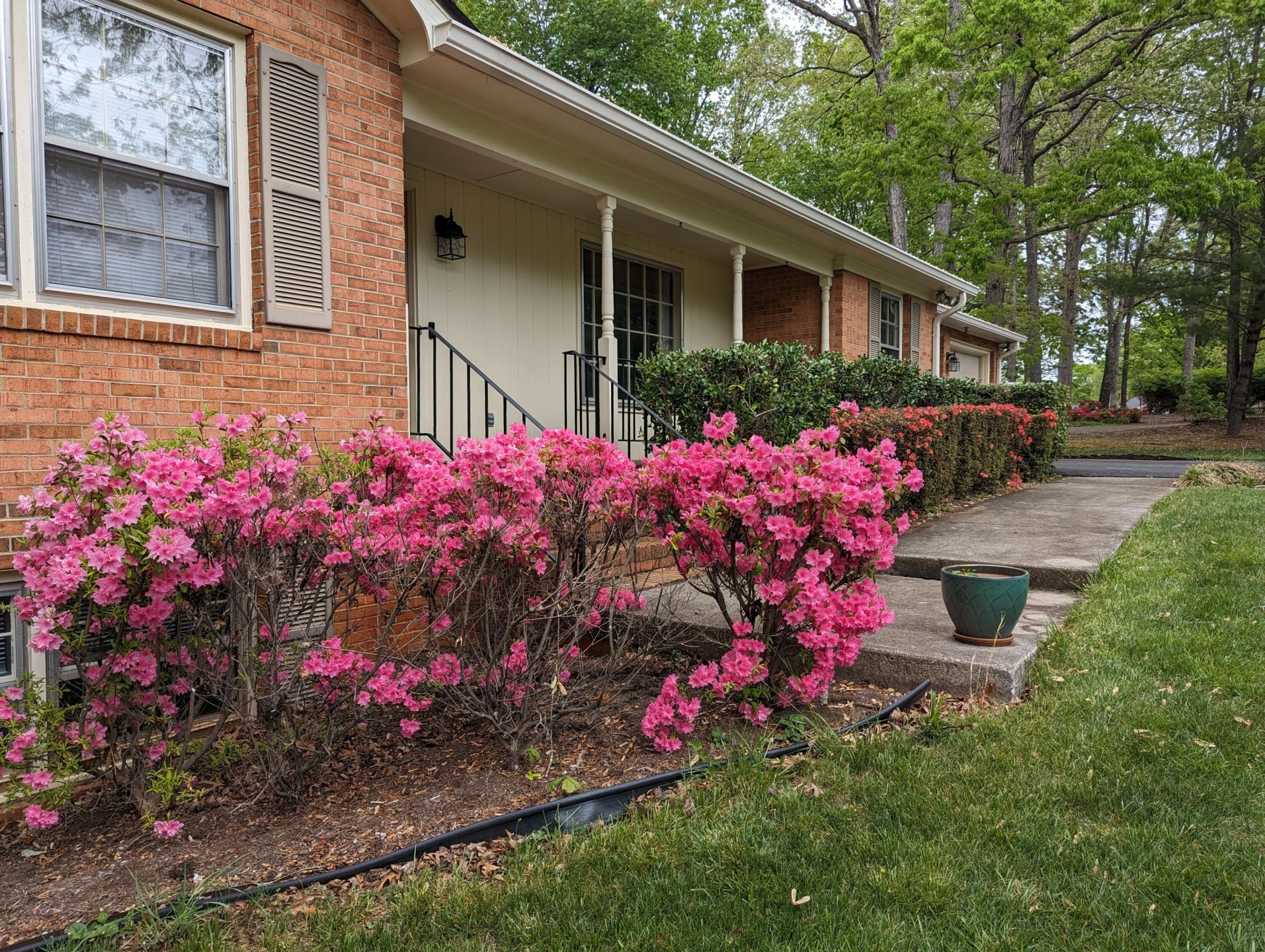 130 Oxford CIR - Photo 2