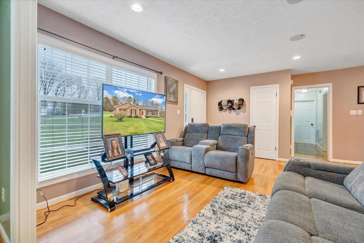 117 Meadow Brook DR - Photo 5