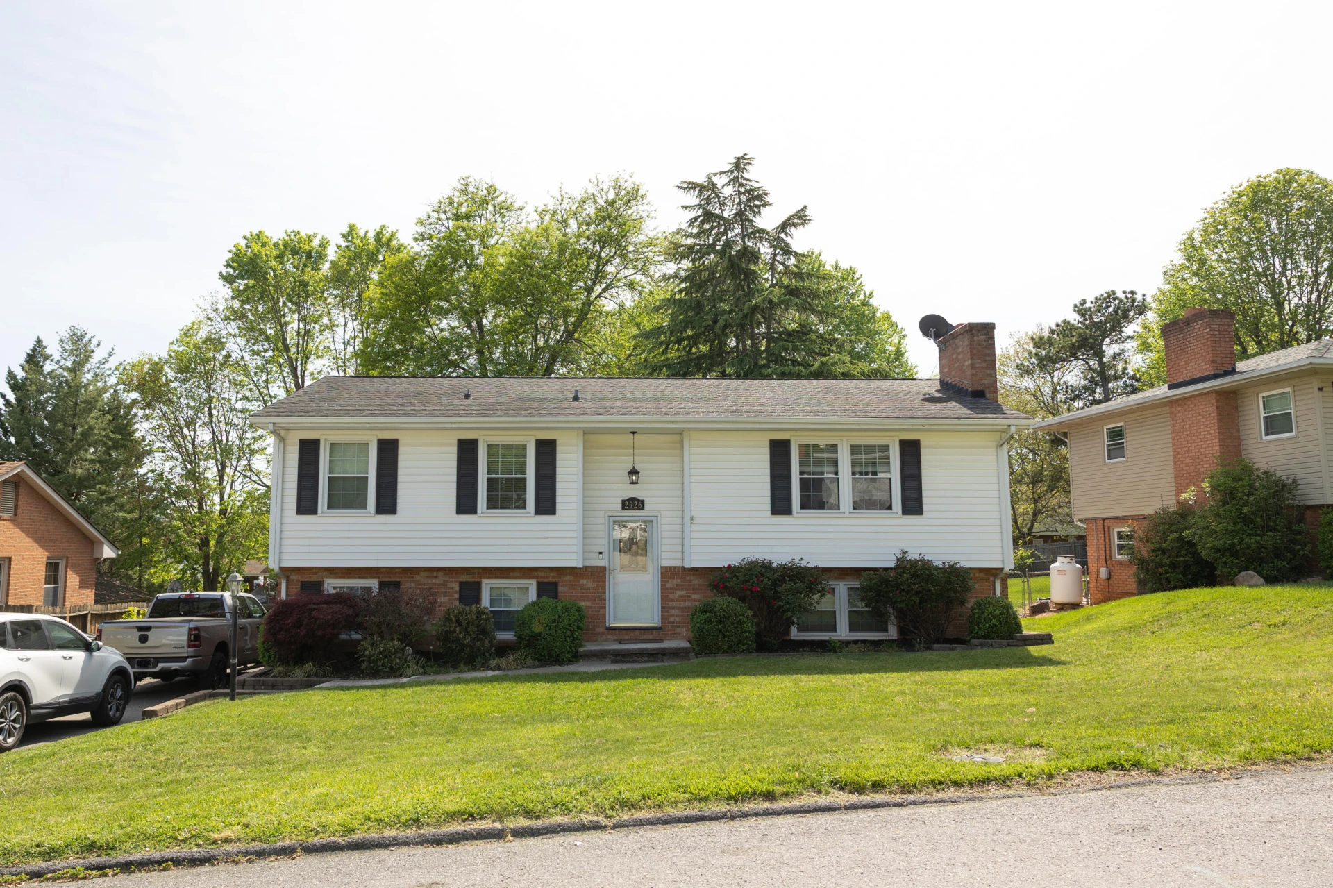 2926 NEIL DR