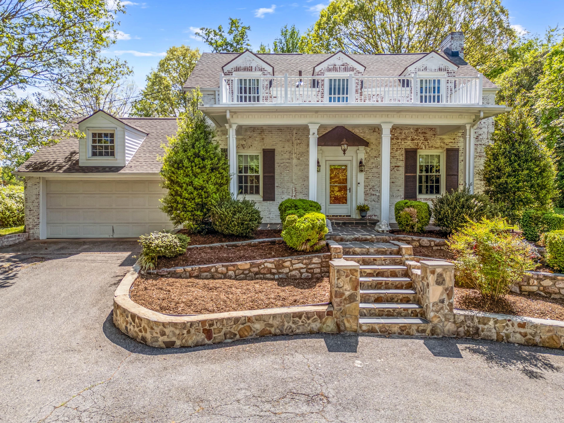 2310 Martin LN