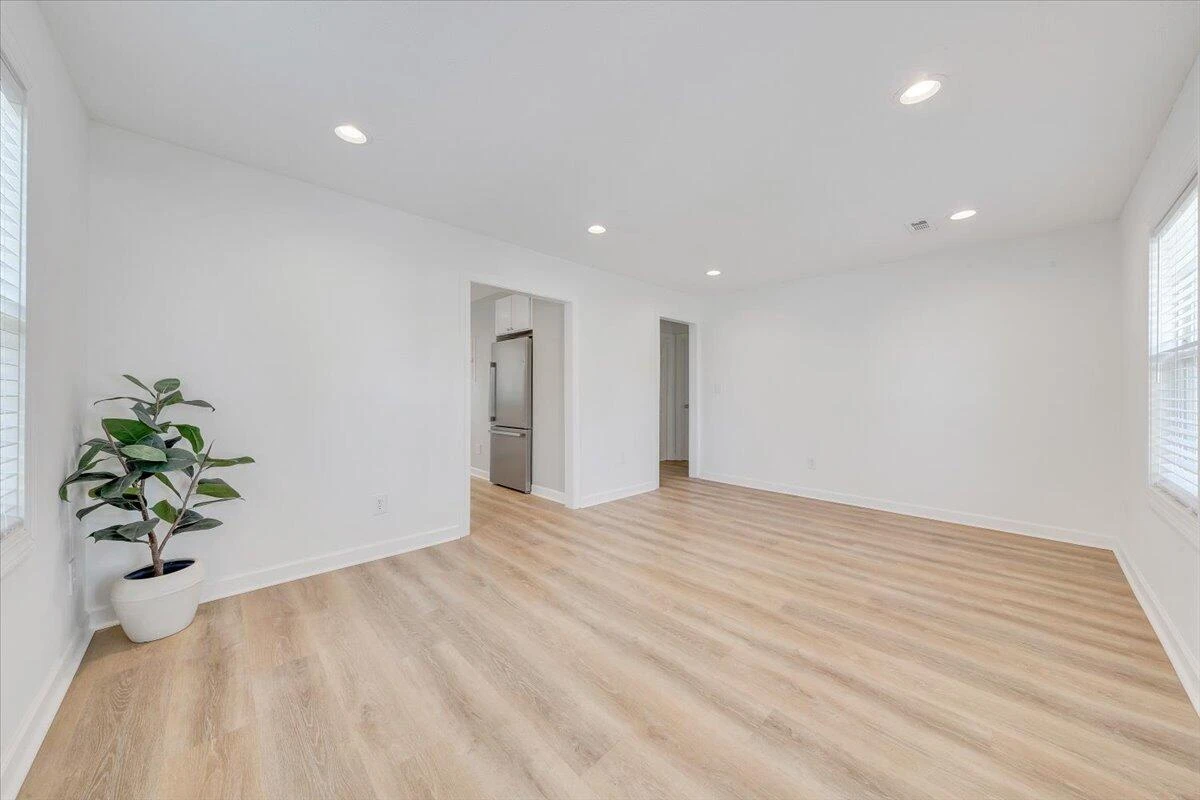 719 Delaware ST - Photo 2