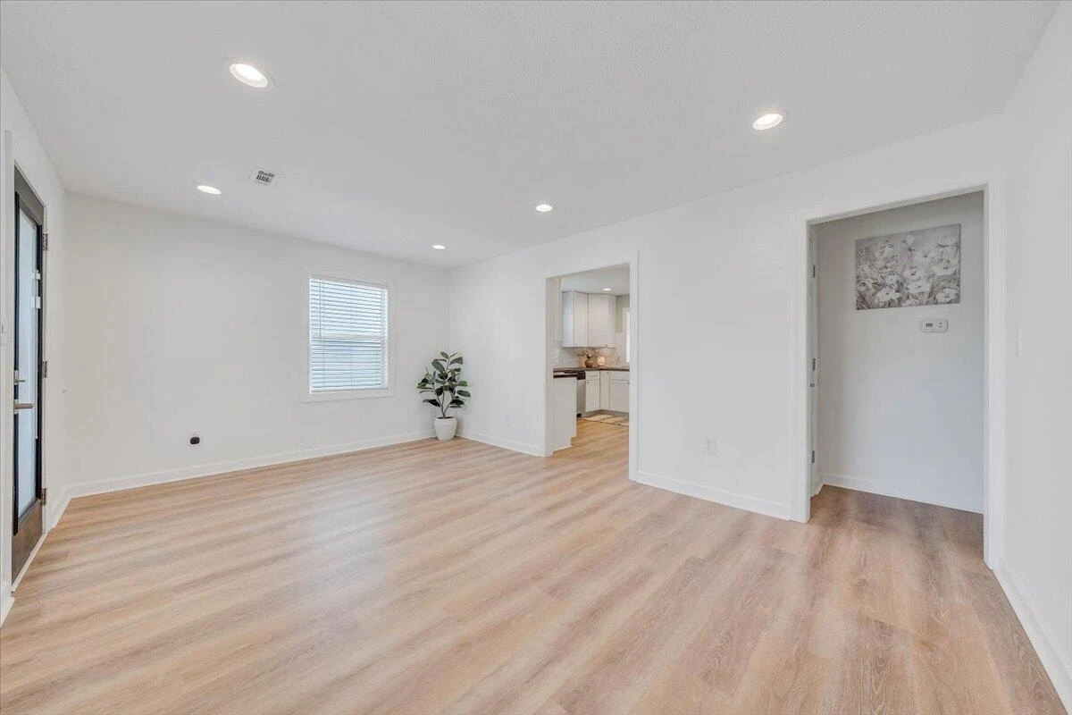 719 Delaware ST - Photo 3