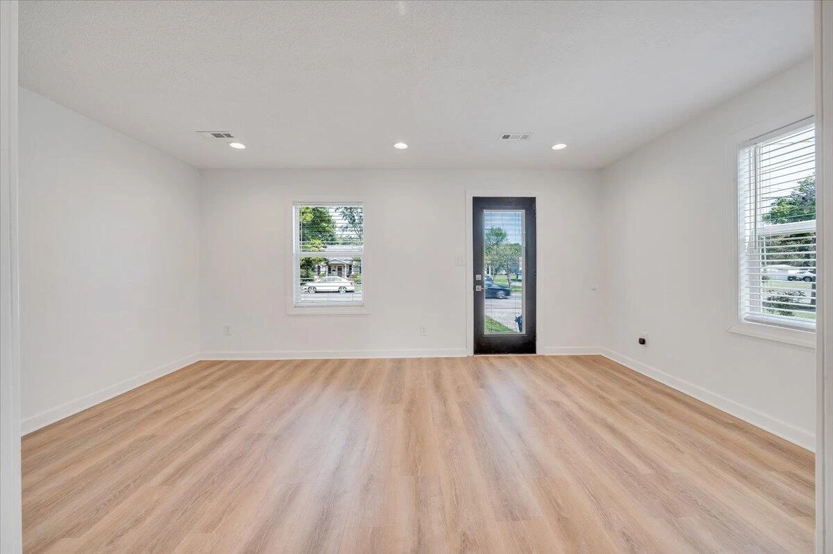 719 Delaware ST - Photo 5