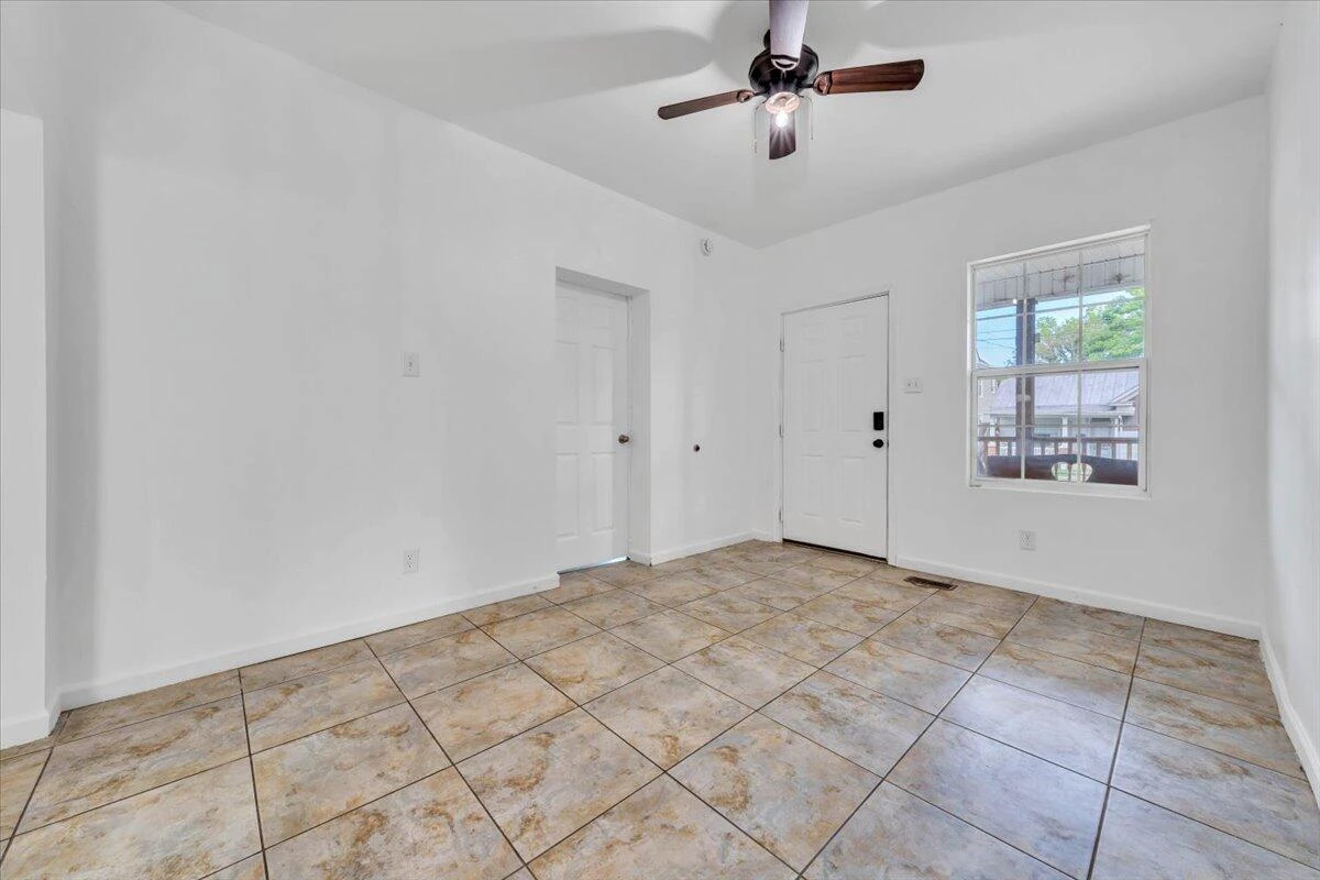 1013 Jamison AVE - Photo 4