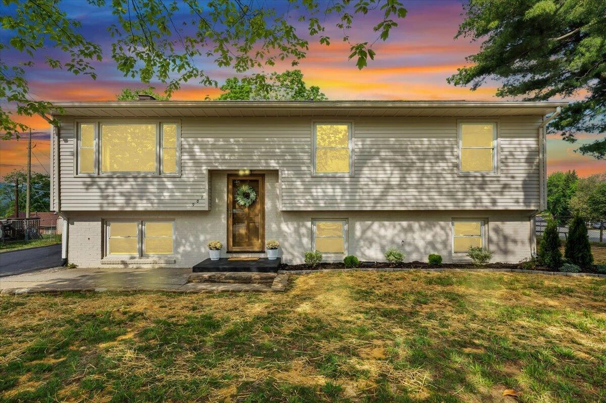 901 Citadel LN