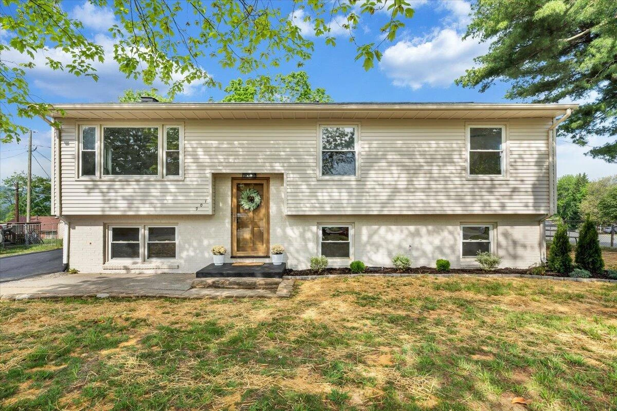 901 Citadel LN - Photo 2