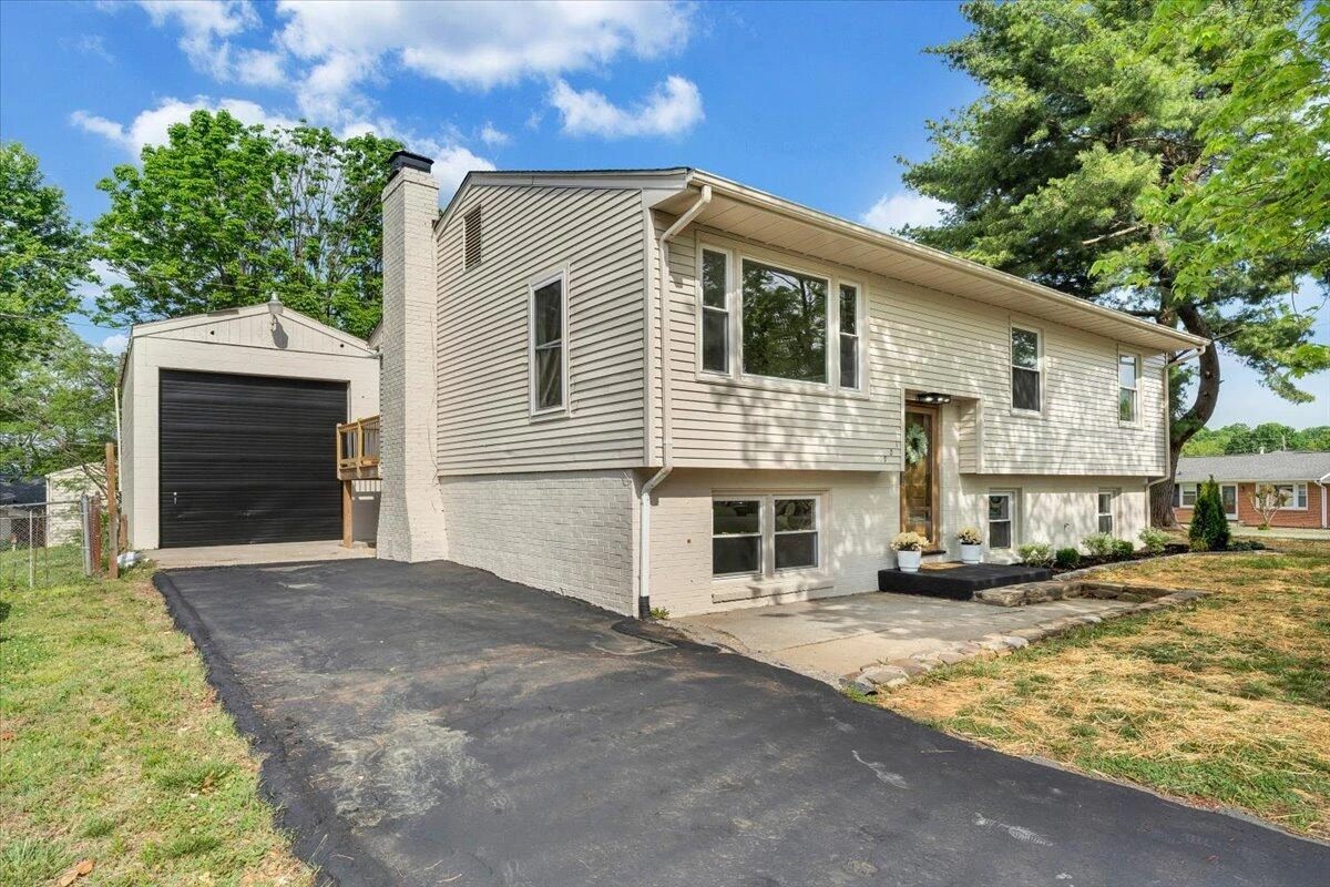 901 Citadel LN - Photo 3