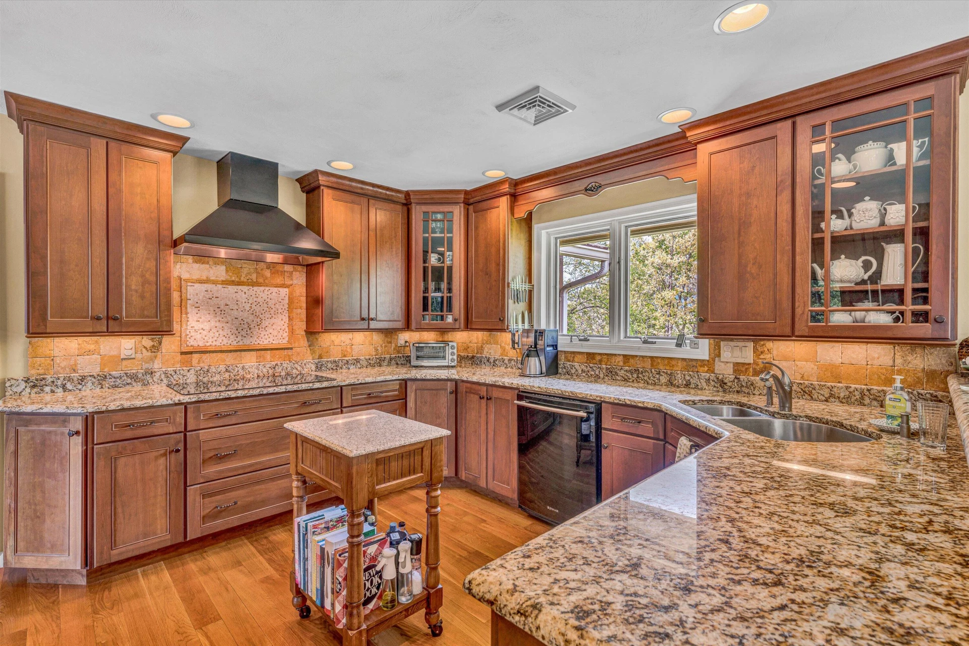 7077 Hollyberry RD - Photo 16