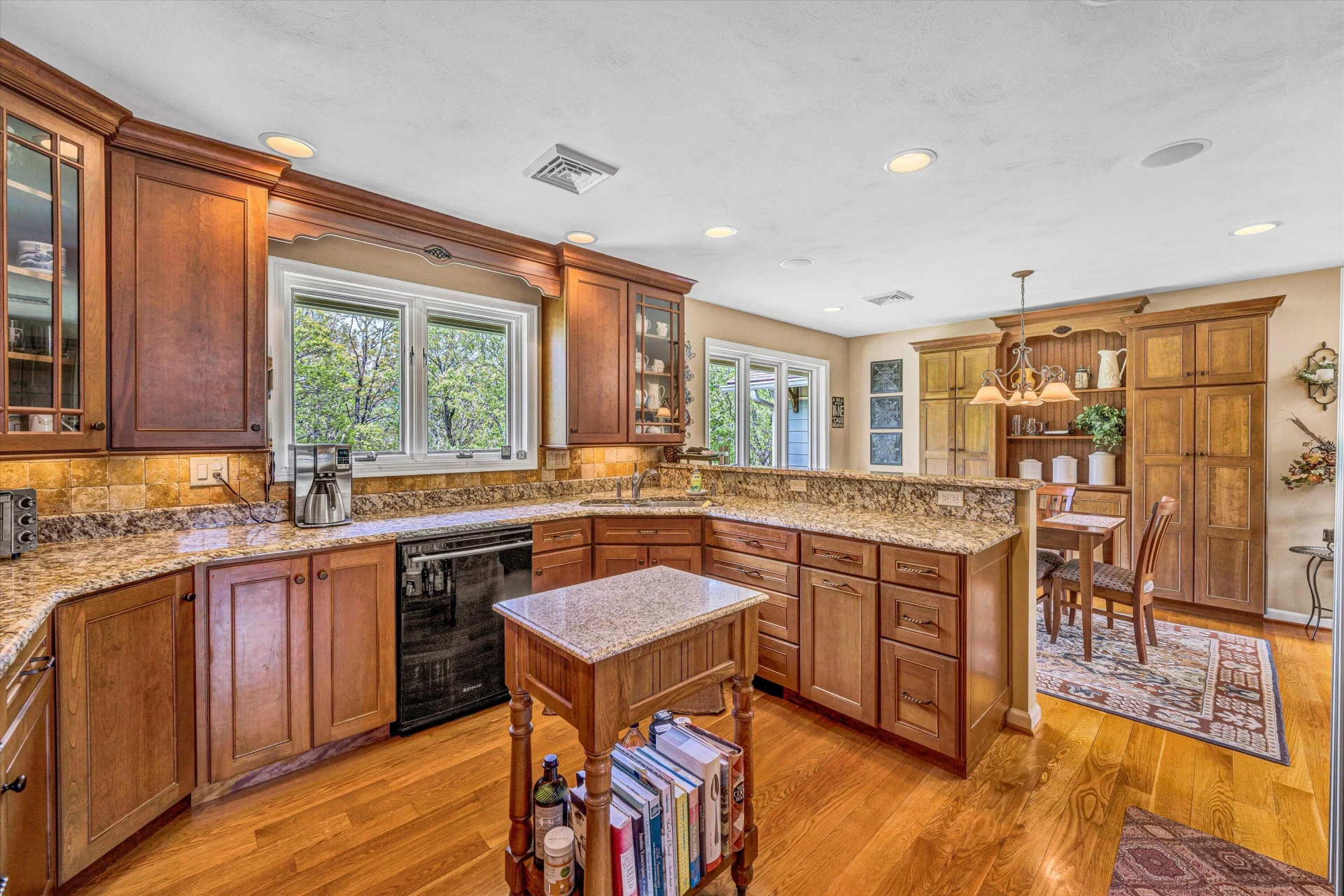 7077 Hollyberry RD - Photo 18