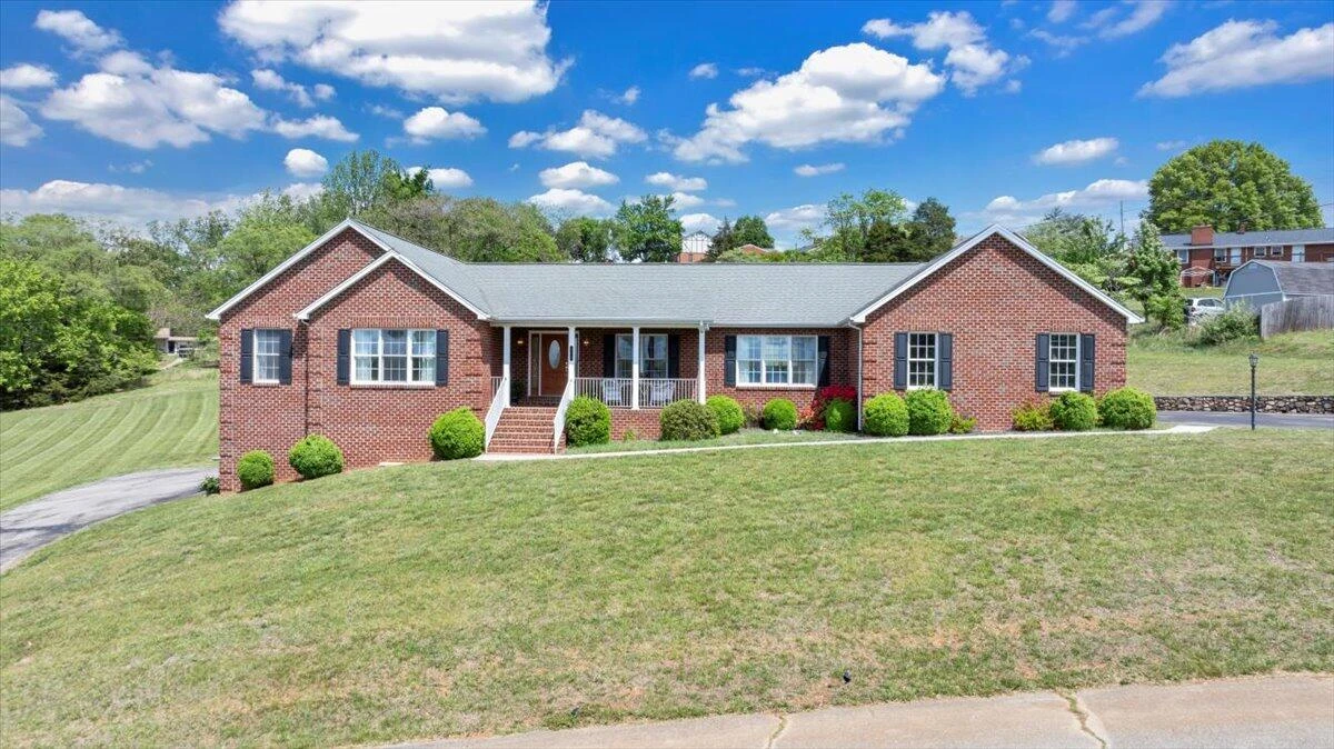 802 Gates LN