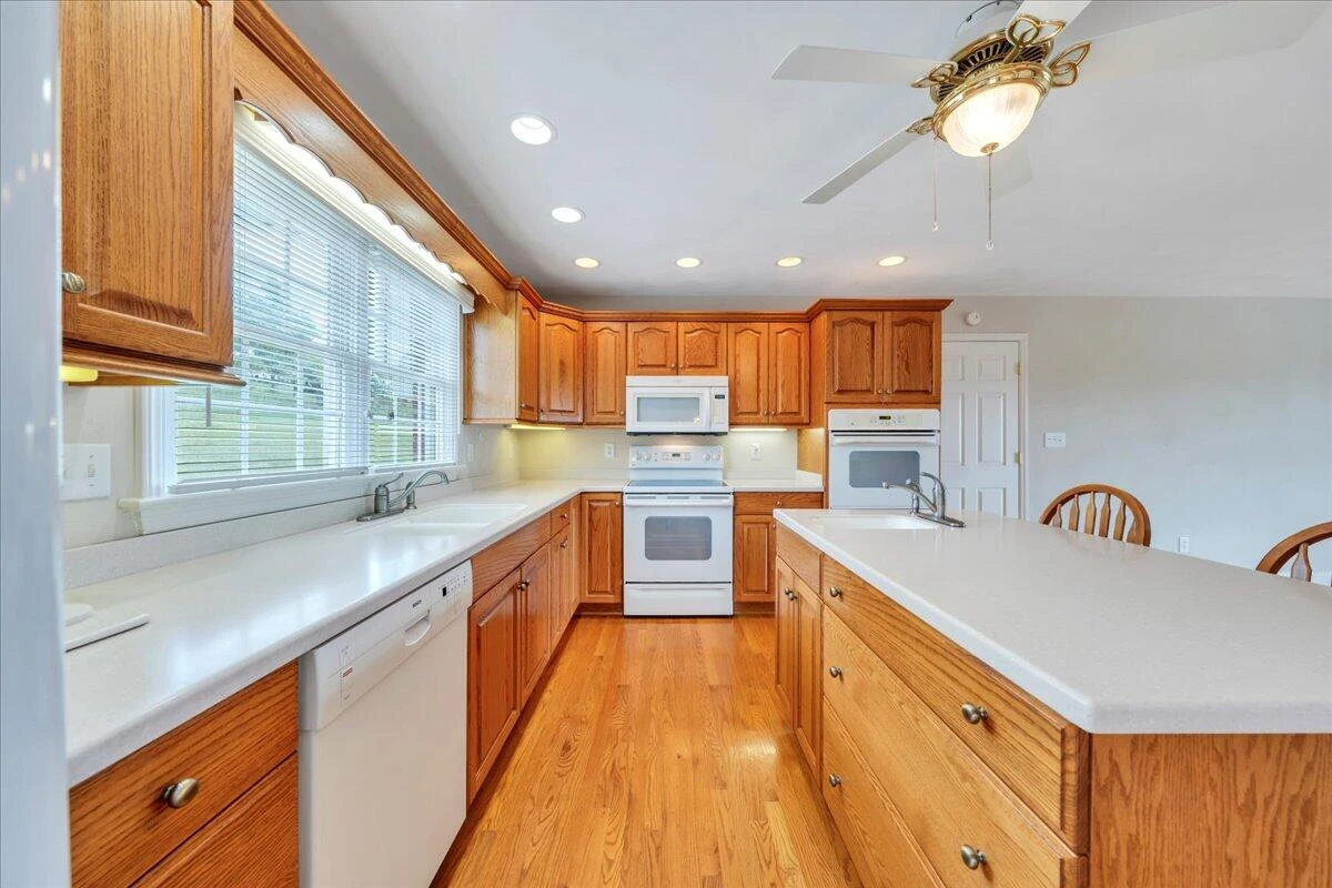 802 Gates LN - Photo 18