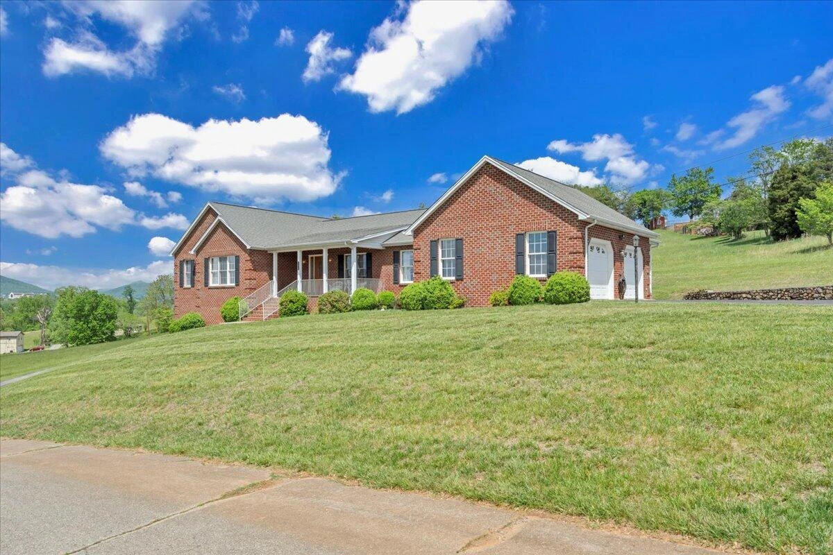 802 Gates LN - Photo 2