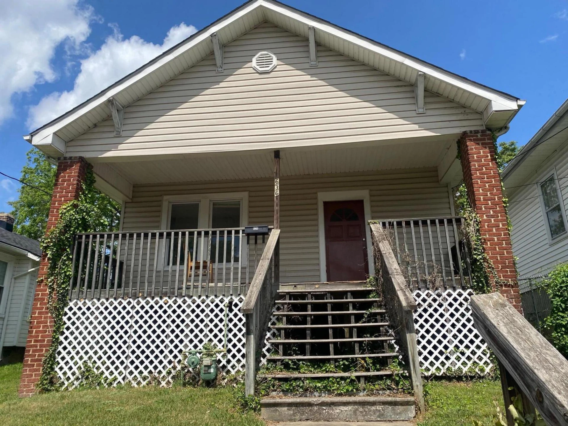 636 Montrose AVE - Photo 2