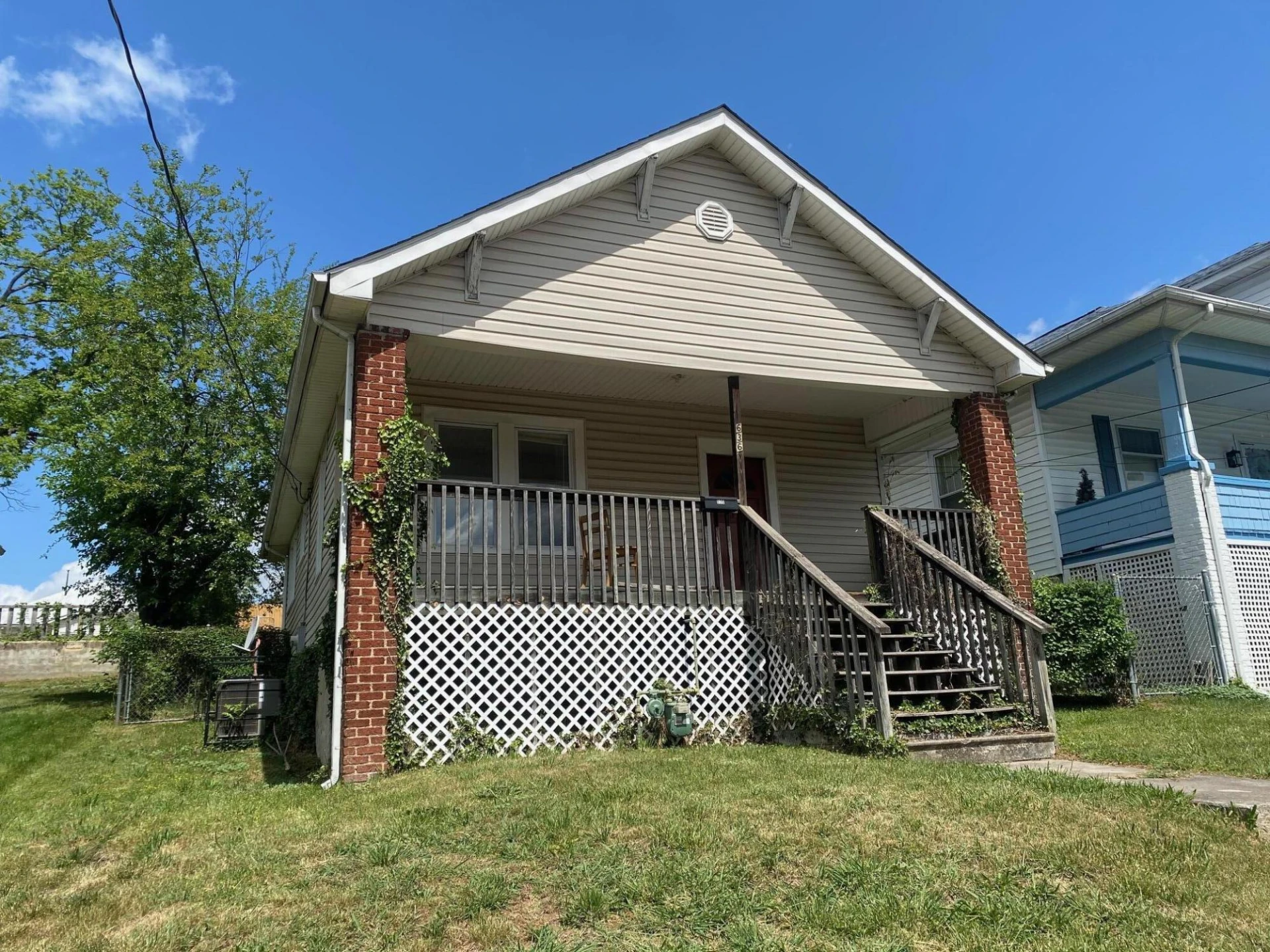 636 Montrose AVE - Photo 3