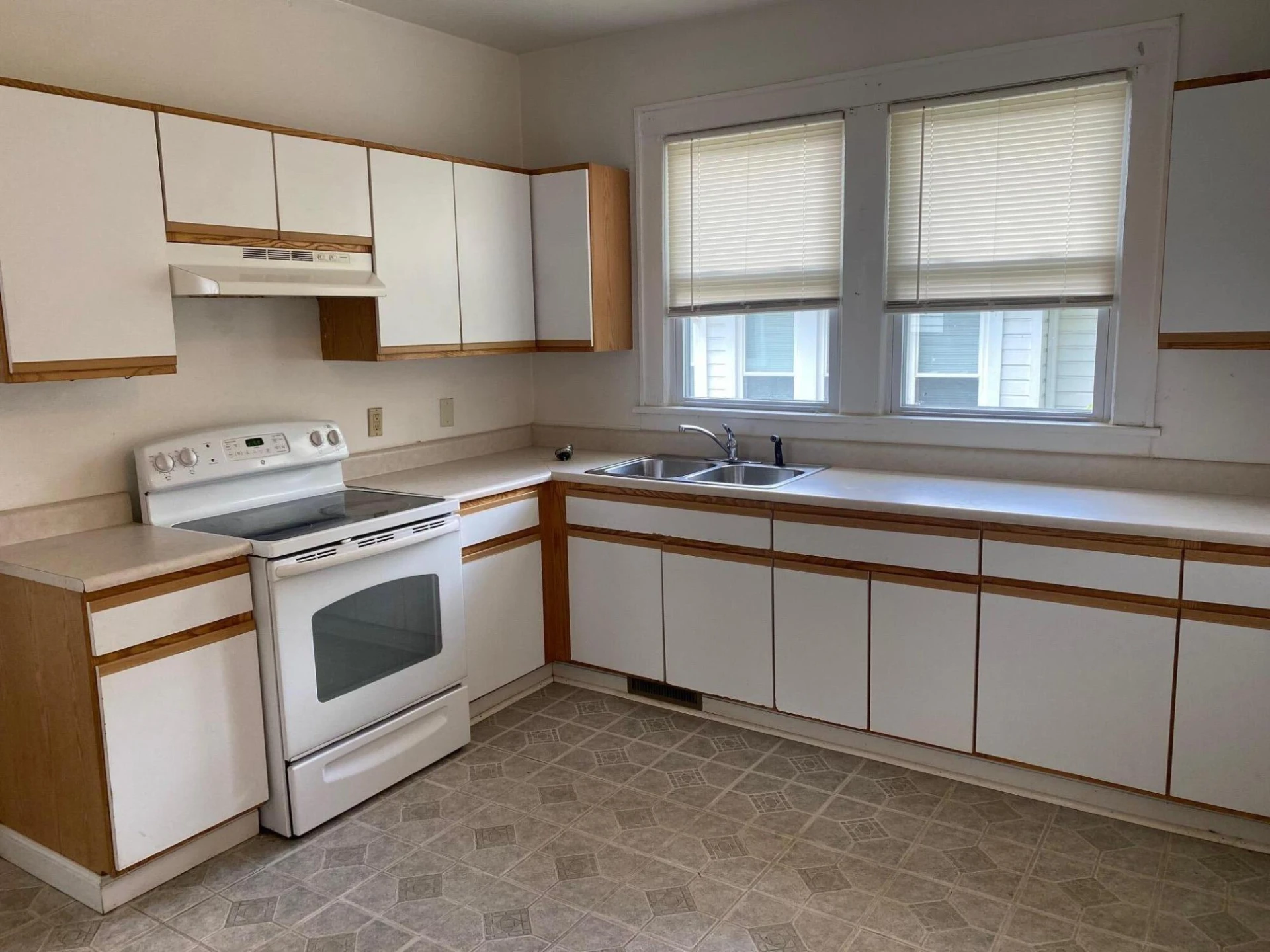 636 Montrose AVE - Photo 5