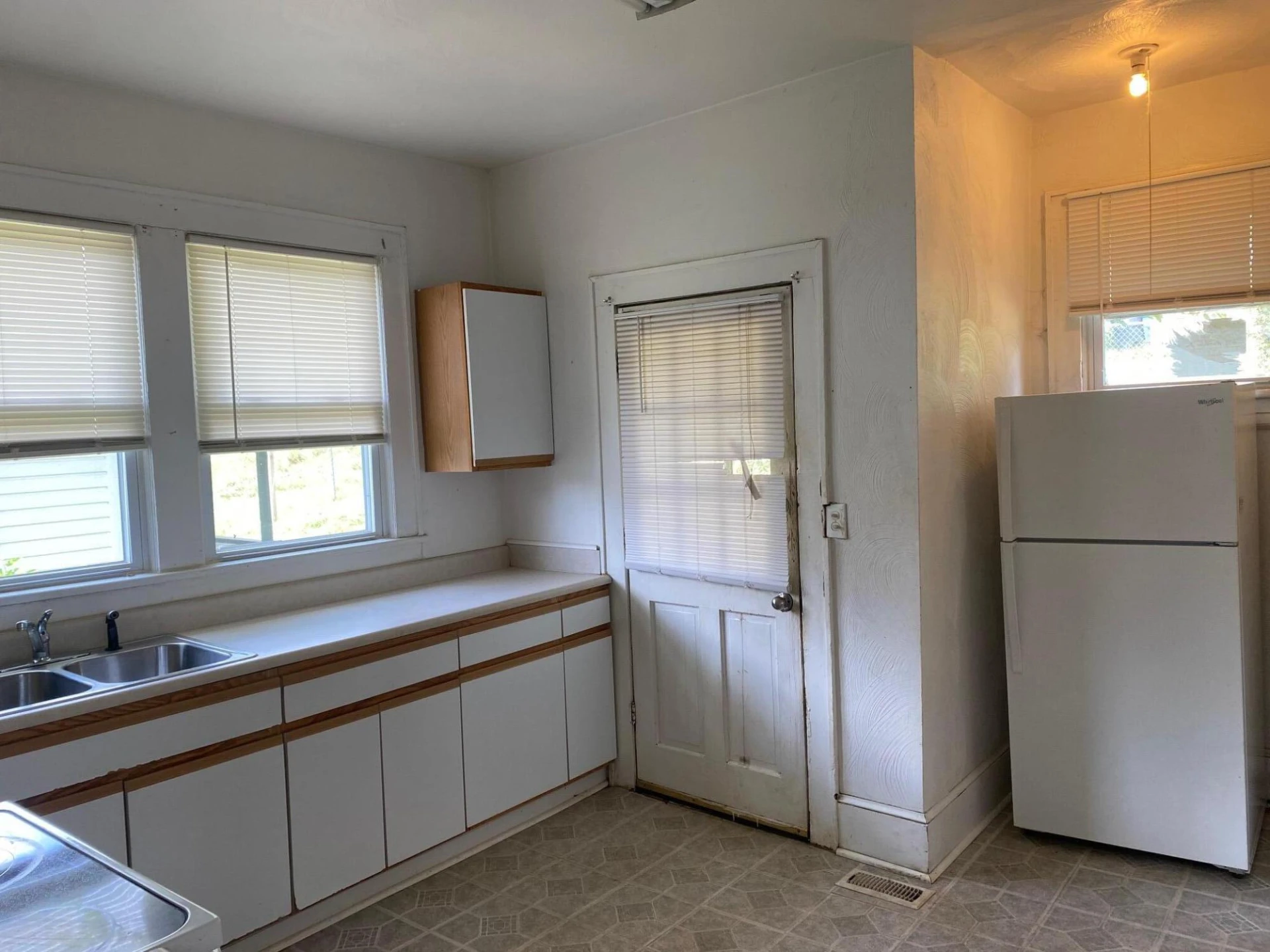 636 Montrose AVE - Photo 6