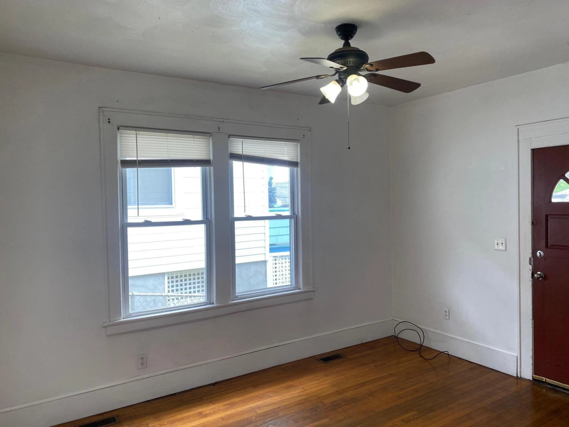636 Montrose AVE - Photo 8