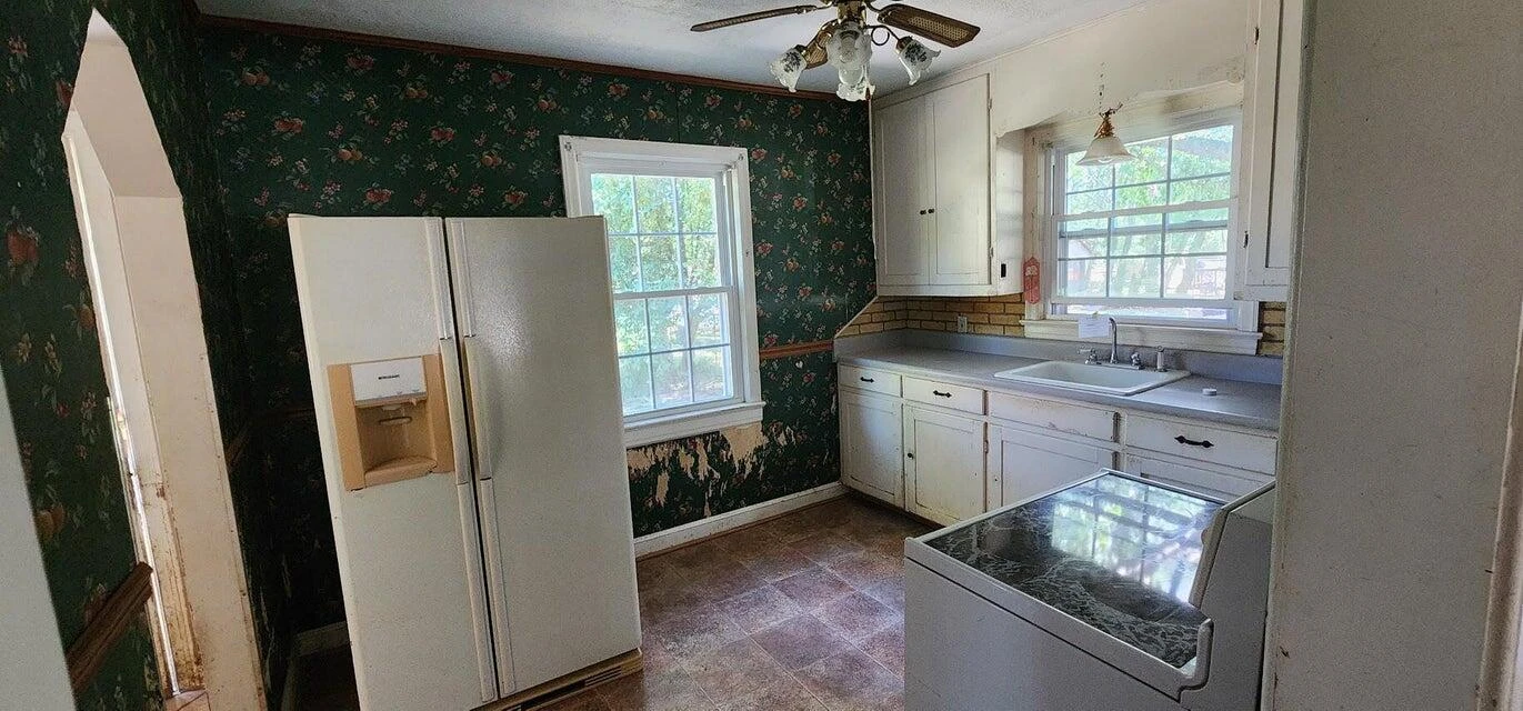2610 VANCOUVER DR - Photo 3