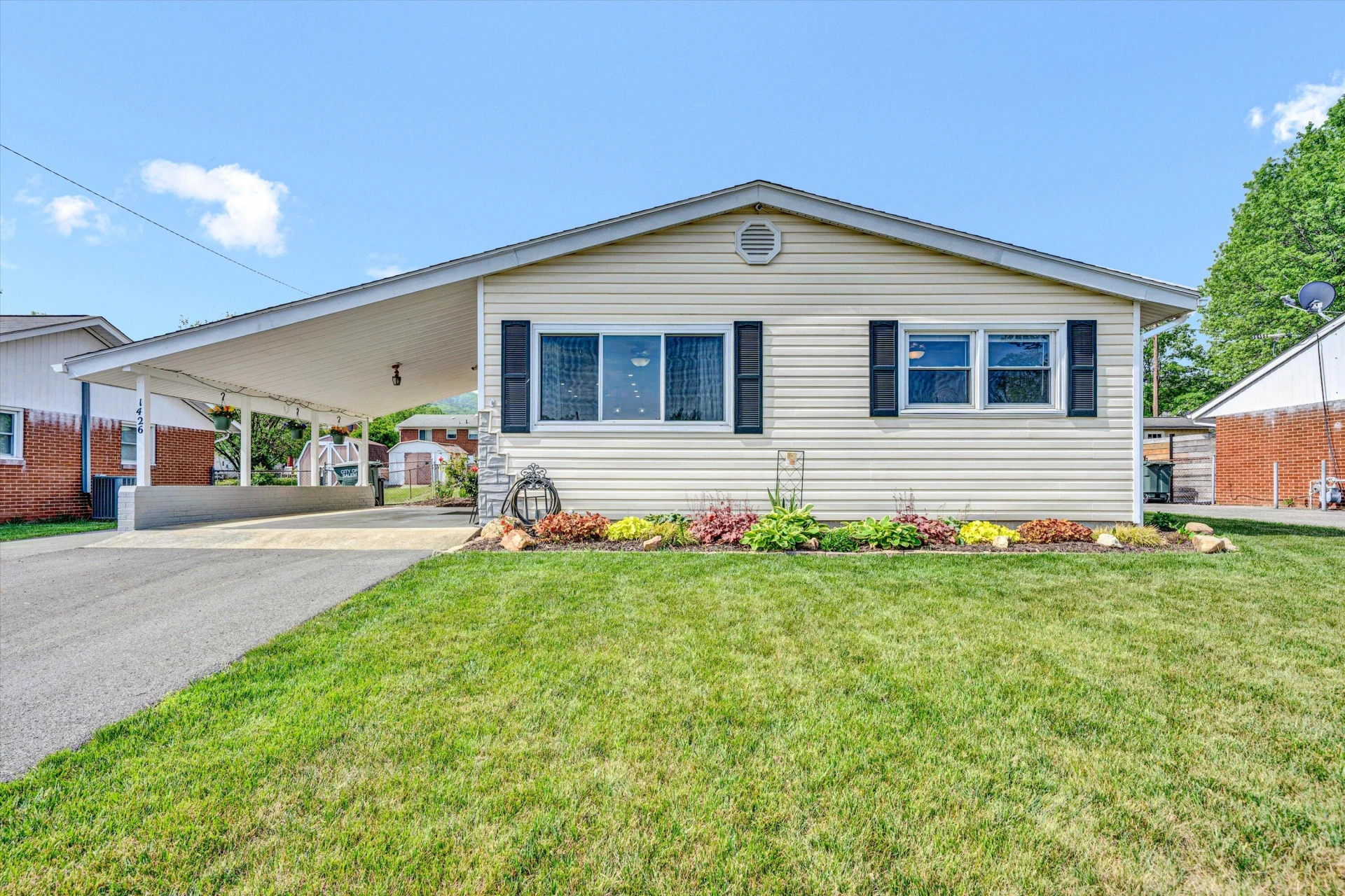 1426 Deacon ST - Photo 3