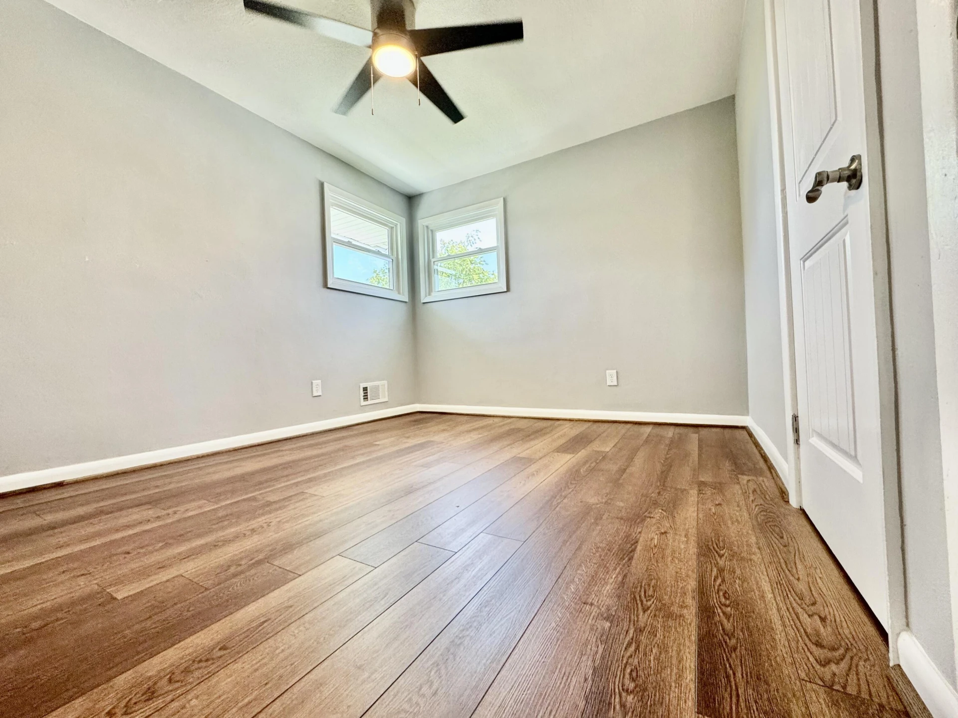 418 Victor AVE - Photo 9