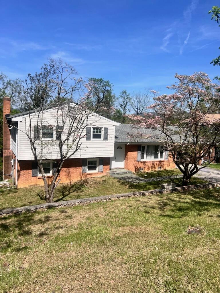 2521 Lakeview DR